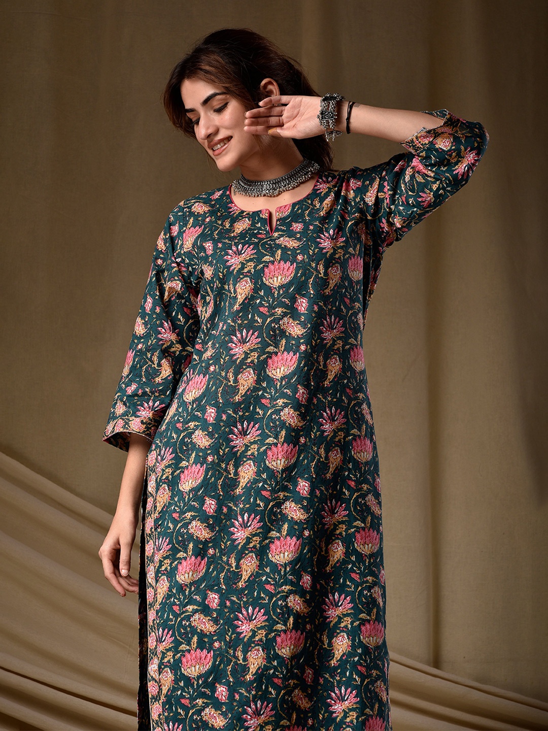 DIMPLE DESIGN STUDIO Women Floral Printed Round Neck Cotton Straight Kurta, Teal
DIMPLE DESIGN STUDIO Women Floral Printed Round Neck Cotton Straight Kurta, Teal