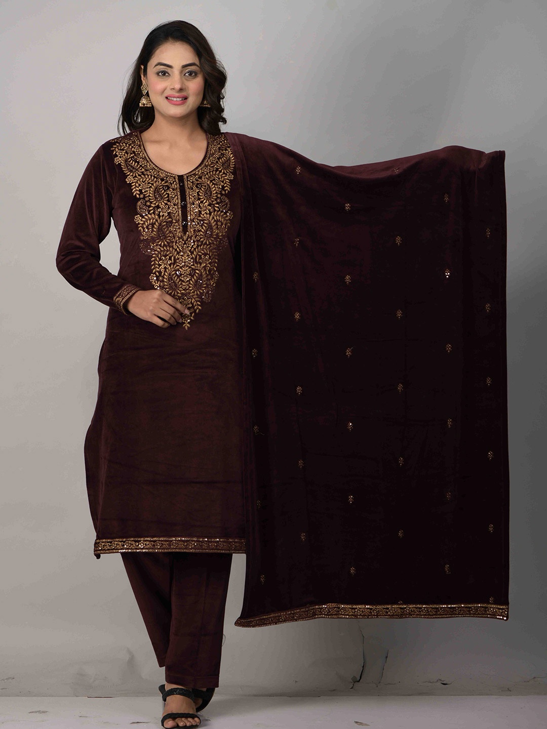 EVORA Paisley Embroidered Sequined Velvet Straight Kurta With Trousers & Dupatta, Brown
EVORA Paisley Embroidered Sequined Velvet Straight Kurta With Trousers & Dupatta, Brown