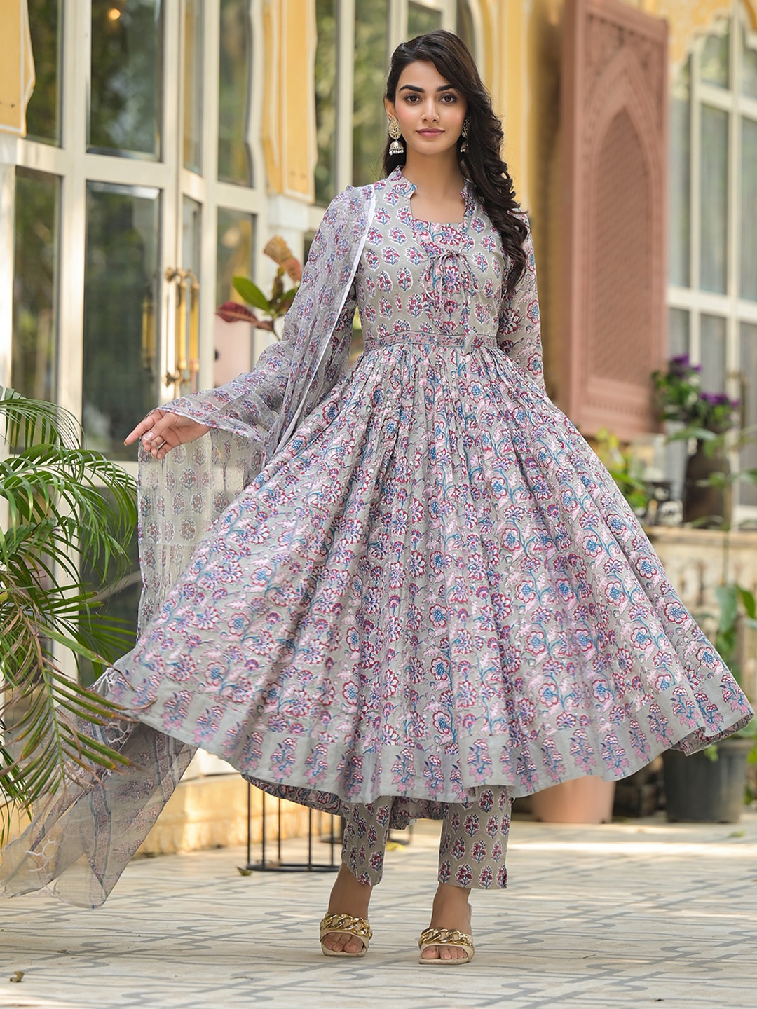 Divena Floral Printed Regular Pure Cotton Anarkali Kurta with Trousers & Dupatta, Grey
Divena Floral Printed Regular Pure Cotton Anarkali Kurta with Trousers & Dupatta, Grey