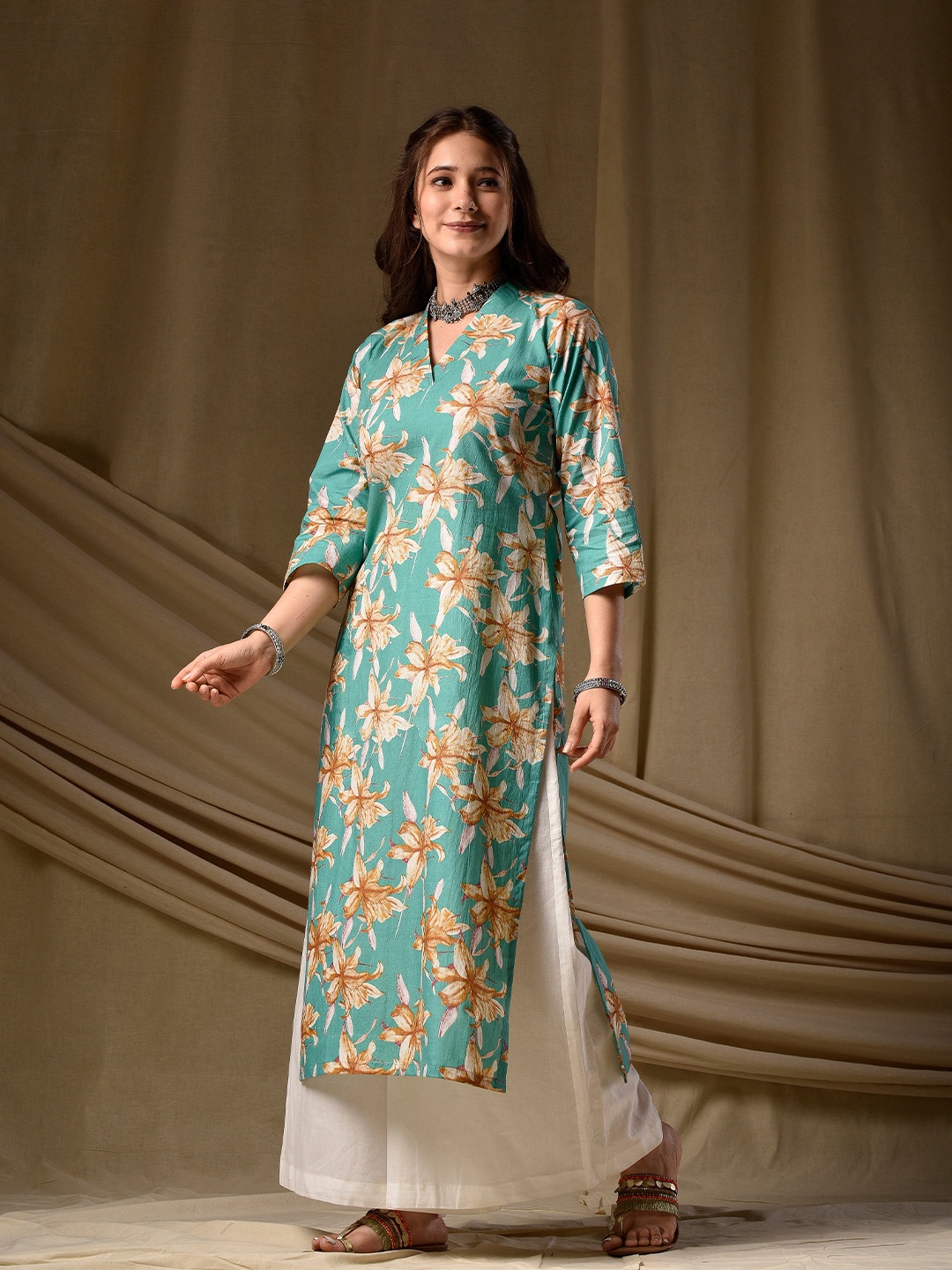 DIMPLE DESIGN STUDIO Floral Screen Printed V-Neck Pure Cotton Straight Kurta, Turquoise blue
DIMPLE DESIGN STUDIO Floral Screen Printed V-Neck Pure Cotton Straight Kurta, Turquoise blue