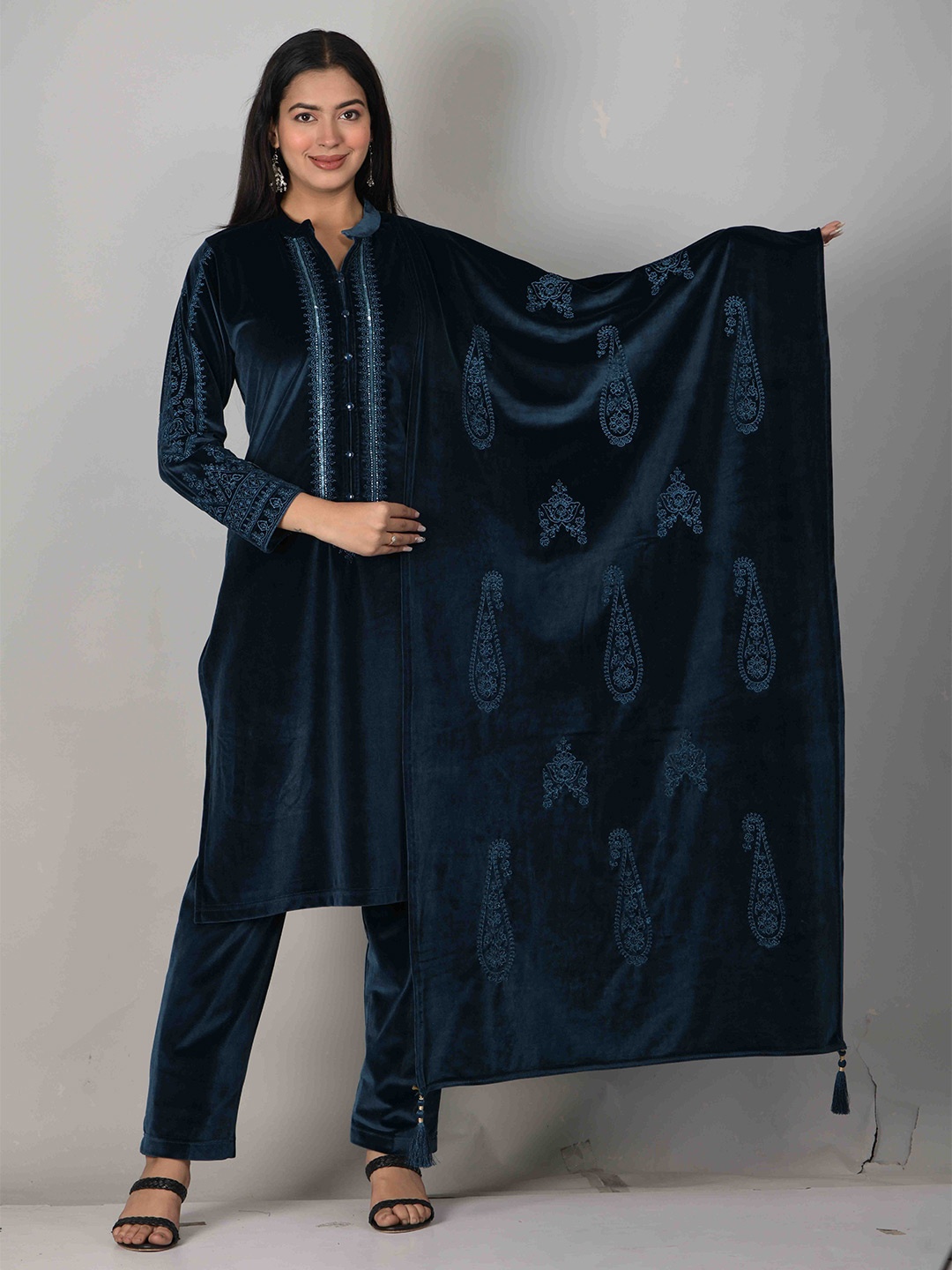 EVORA Embroidered Mandarin Collar Velvet Straight Kurta With Trousers & Dupatta, Blue
EVORA Embroidered Mandarin Collar Velvet Straight Kurta With Trousers & Dupatta, Blue