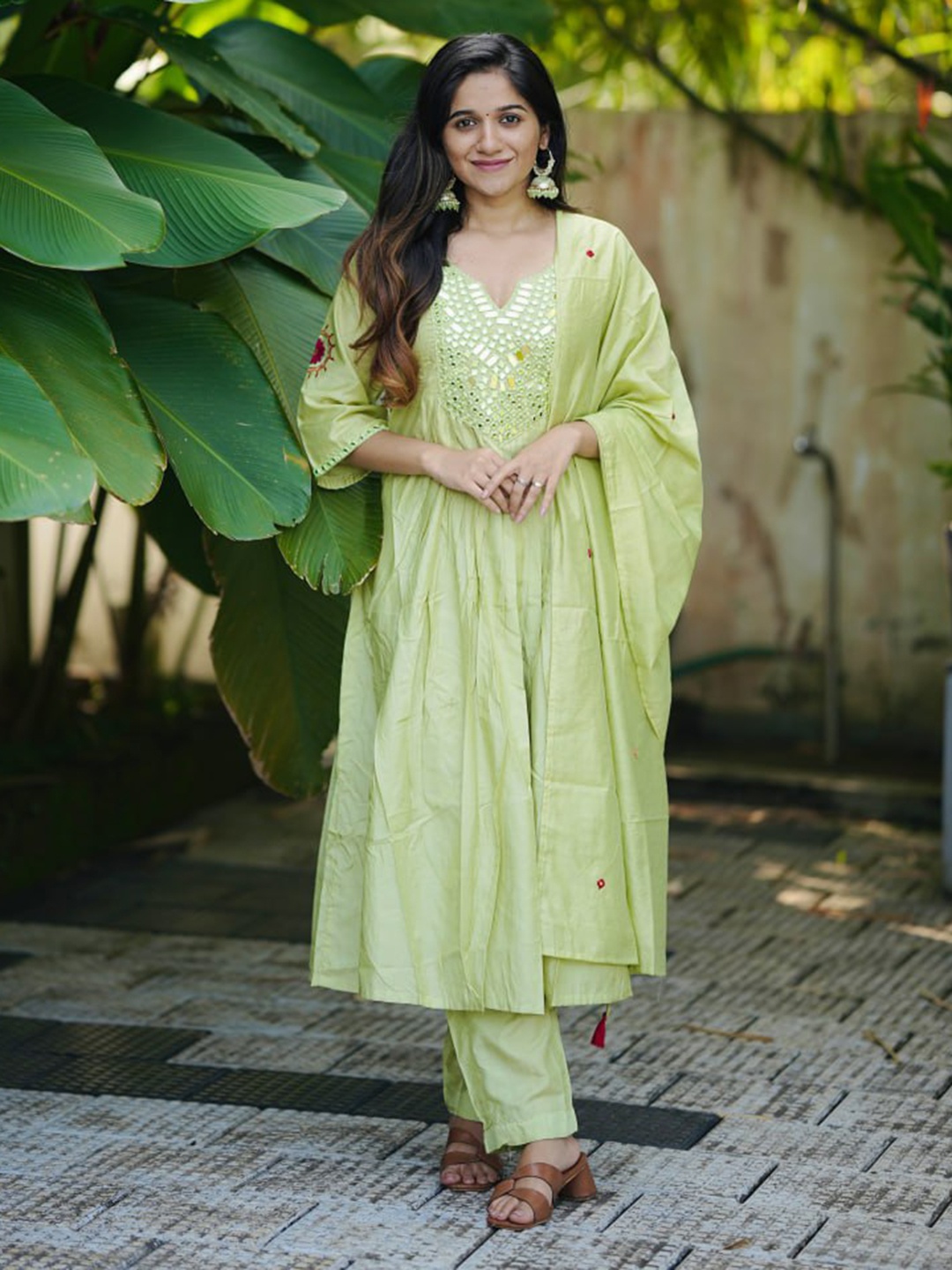 LERIYU Geometric Yoke Design Notch Neck Mirror Work Linen Kurta with Trouser & Dupatta, Green
LERIYU Geometric Yoke Design Notch Neck Mirror Work Linen Kurta with Trouser & Dupatta, Green