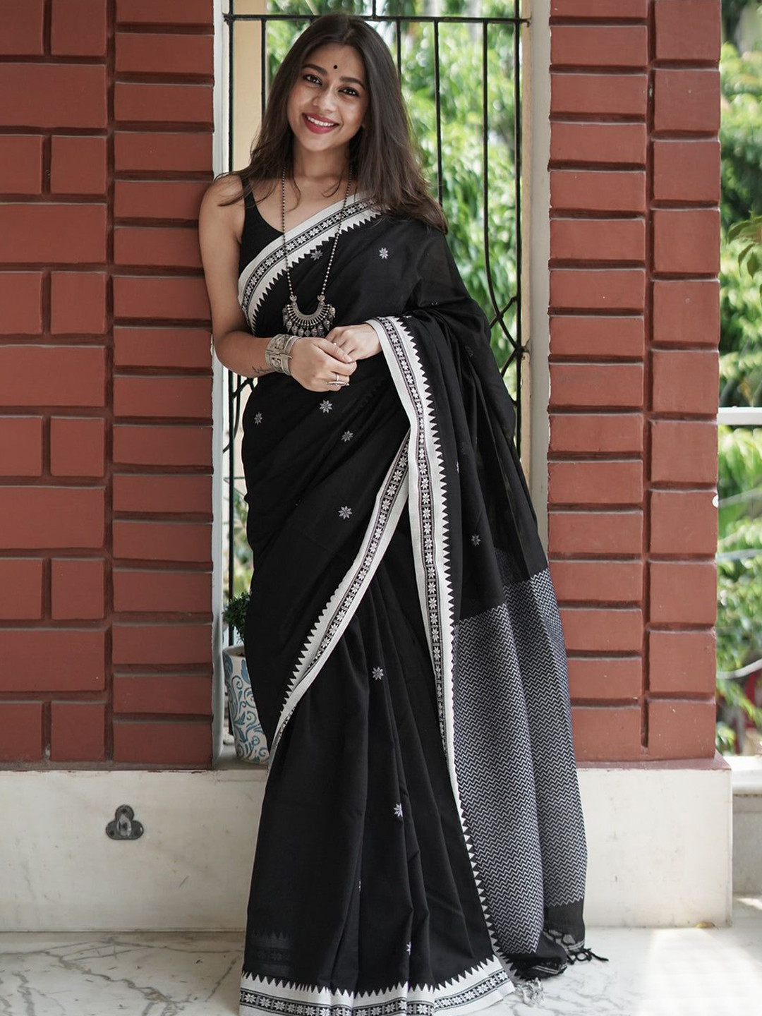 ZIKARAA Woven Design Zari Pure Silk Saree, Black
ZIKARAA Woven Design Zari Pure Silk Saree, Black