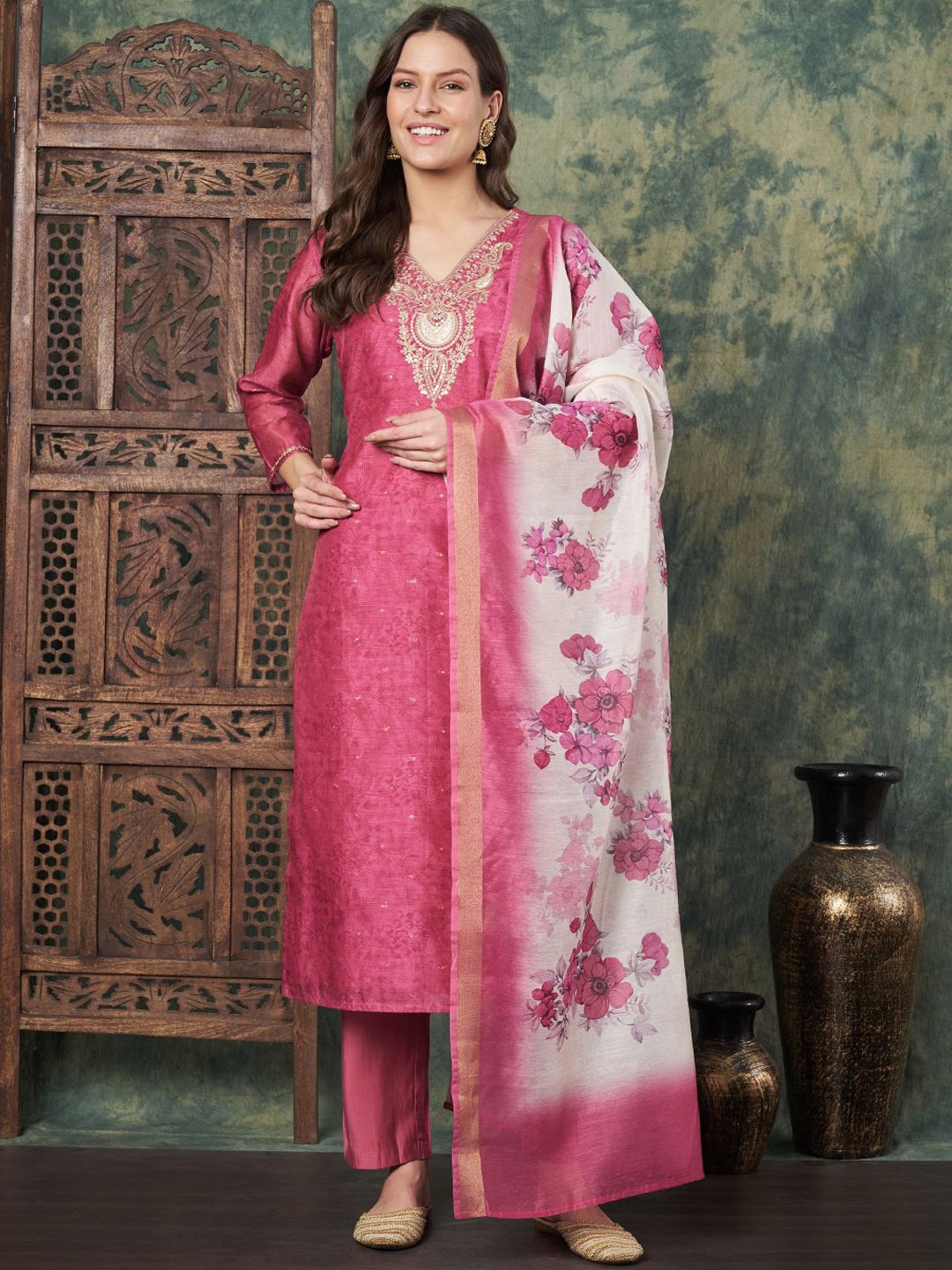 Label Khoj Women Ethnic Motifs Embroidered Regular Sequinned Chanderi Cotton Kurta with Trousers & With, Peach
Label Khoj Women Ethnic Motifs Embroidered Regular Sequinned Chanderi Cotton Kurta with Trousers & With, Peach