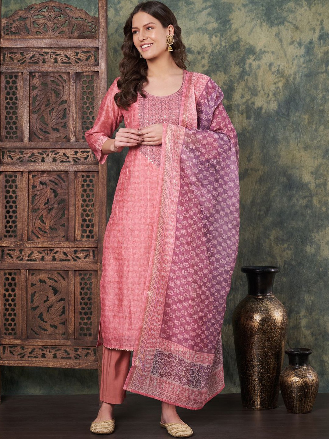 Label Khoj Women Ethnic Motifs Embroidered Regular Sequinned Chanderi Cotton Kurta with Trousers & With, Peach
Label Khoj Women Ethnic Motifs Embroidered Regular Sequinned Chanderi Cotton Kurta with Trousers & With, Peach