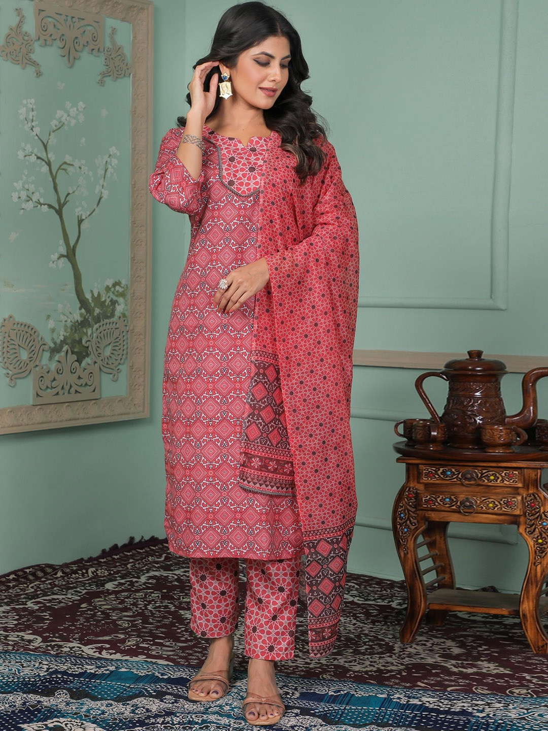 Divyadham Textiles Women Floral Printed Regular Kurti with Trousers & With Dupatta, Coral
Divyadham Textiles Women Floral Printed Regular Kurti with Trousers & With Dupatta, Coral