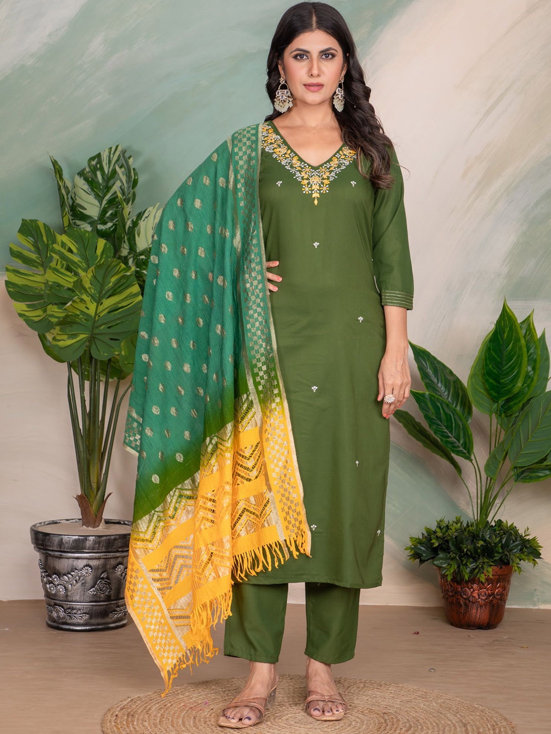 Divyadham Textiles Women Floral Embroidered Regular Kurta with Trousers & With Dupatta, Green
Divyadham Textiles Women Floral Embroidered Regular Kurta with Trousers & With Dupatta, Green