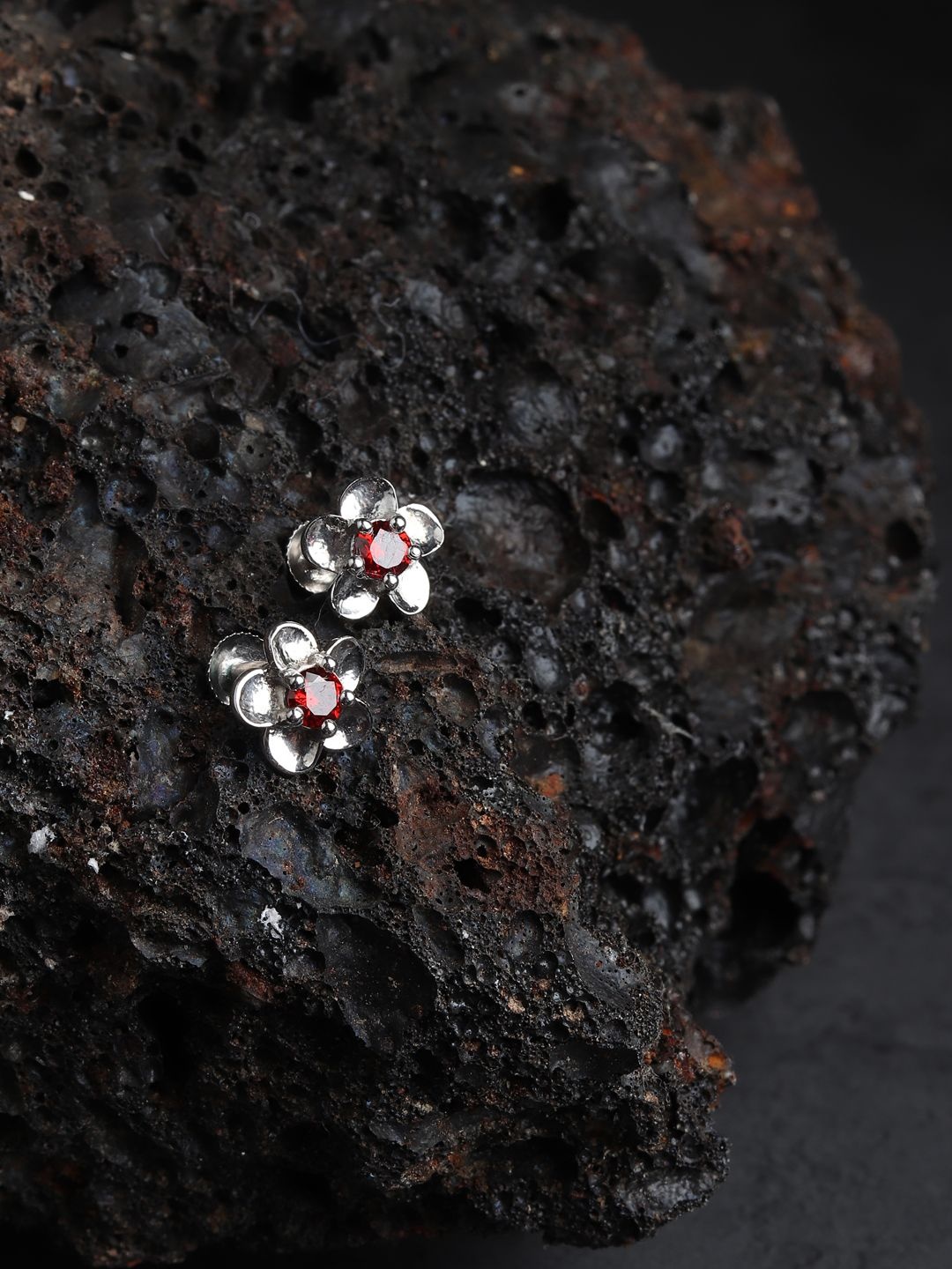 AKSHAT SAPPHIRE 92.5 Pure Sterling Silver Rhodium-Plated CZ-Stone Studded Floral Studs
AKSHAT SAPPHIRE 92.5 Pure Sterling Silver Rhodium-Plated CZ-Stone Studded Floral Studs