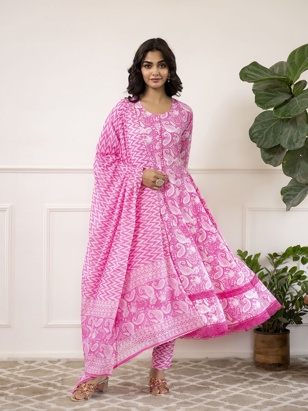 Chandbaali Women Floral Printed Regular Pure Cotton Kurta with Trousers & With Dupatta, Pink
Chandbaali Women Floral Printed Regular Pure Cotton Kurta with Trousers & With Dupatta, Pink
