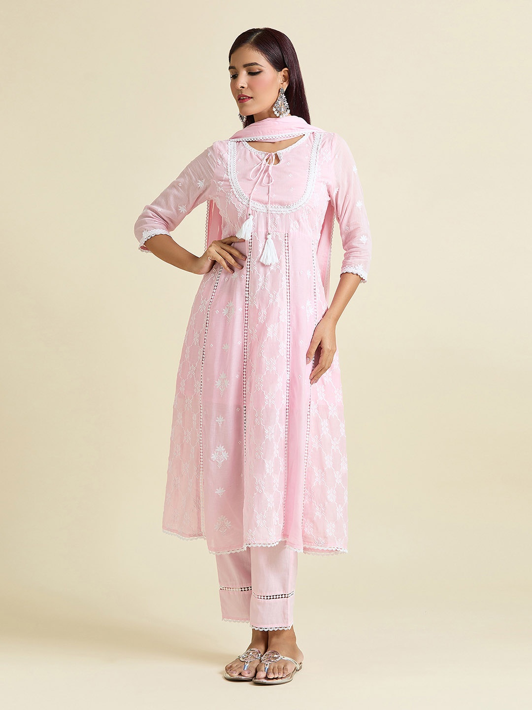 Samyukta Singhania Women Floral Embroidered Panelled Thread Work Pure Cotton Kurta with Trousers & With, Pink
Samyukta Singhania Women Floral Embroidered Panelled Thread Work Pure Cotton Kurta with Trousers & With, Pink