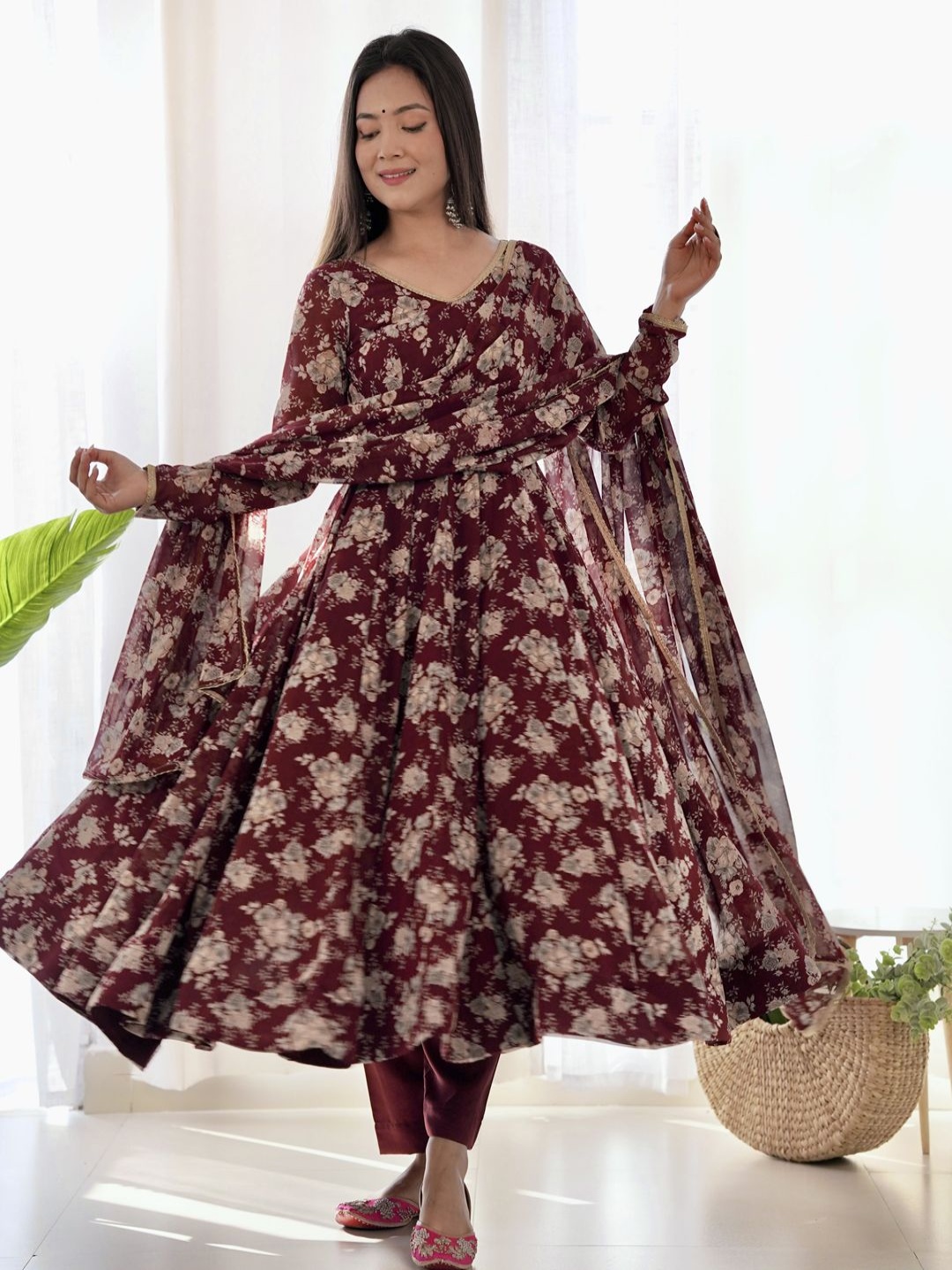 JATRIQQ Women Floral Printed Regular Kurti with Trousers & With Dupatta, Maroon
JATRIQQ Women Floral Printed Regular Kurti with Trousers & With Dupatta, Maroon