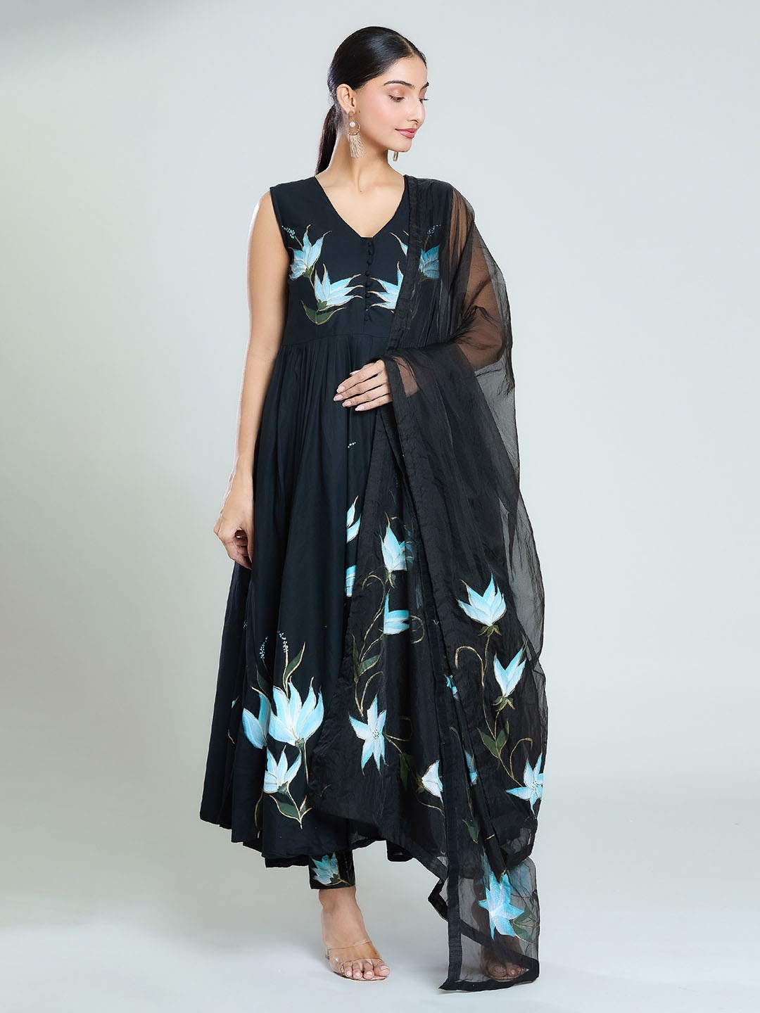 Samyukta Singhania Women Floral Printed Empire Pure Cotton Kurta with Trousers & With Dupatta, Black
Samyukta Singhania Women Floral Printed Empire Pure Cotton Kurta with Trousers & With Dupatta, Black