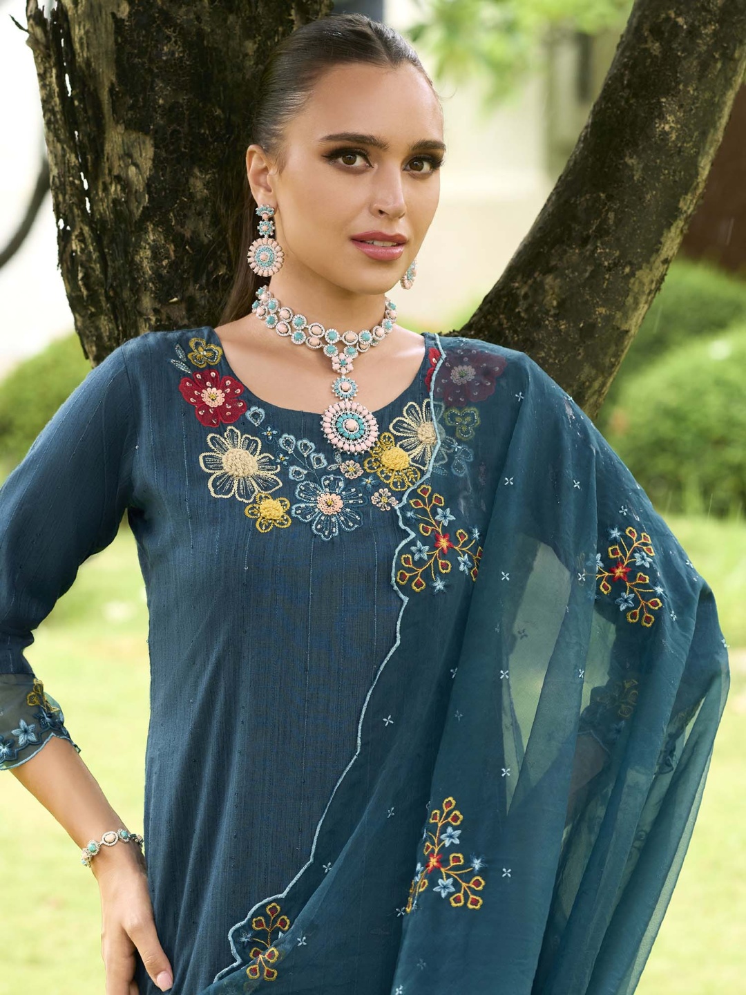 Indo Era Floral Embroidered Regular Thread Work Kurta with Trousers & With Dupatta, Teal
Indo Era Floral Embroidered Regular Thread Work Kurta with Trousers & With Dupatta, Teal