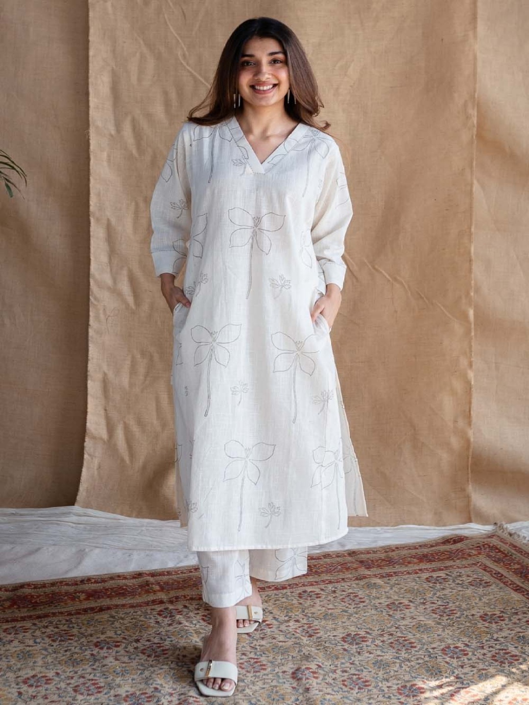 THE INDIAN ETHNIC CO Floral Printed V-Neck Pure Cotton Kurta & Trousers, White
THE INDIAN ETHNIC CO Floral Printed V-Neck Pure Cotton Kurta & Trousers, White