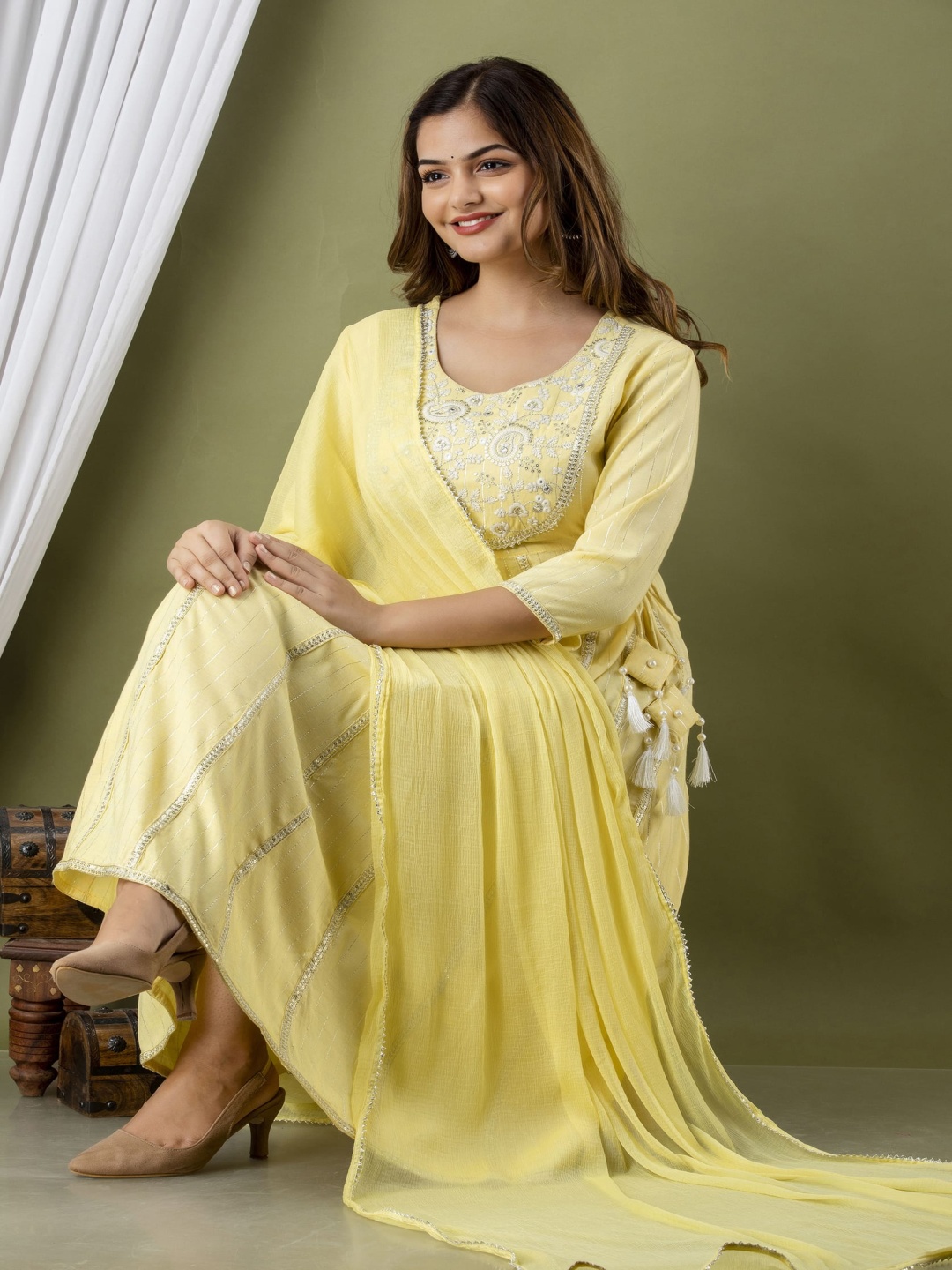 RANGREAL Women Floral Embroidered Regular Thread Work Kurta with Trousers & With Dupatta, Yellow
RANGREAL Women Floral Embroidered Regular Thread Work Kurta with Trousers & With Dupatta, Yellow