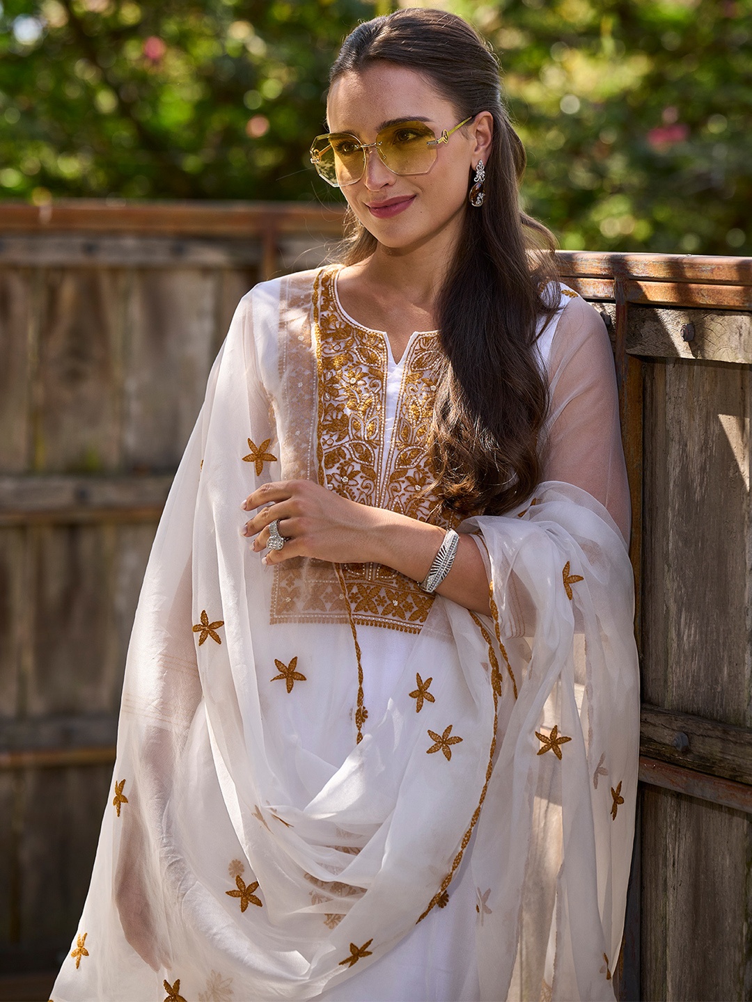 Indo Era Women Floral Embroidered Regular Thread Work Kurta with Trousers & With Dupatta, White
Indo Era Women Floral Embroidered Regular Thread Work Kurta with Trousers & With Dupatta, White