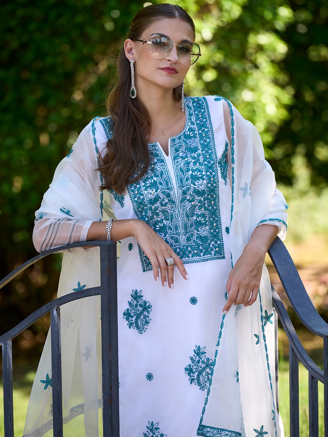 Indo Era Women Floral Embroidered Regular Thread Work Kurta with Trousers & With Dupatta, White
Indo Era Women Floral Embroidered Regular Thread Work Kurta with Trousers & With Dupatta, White