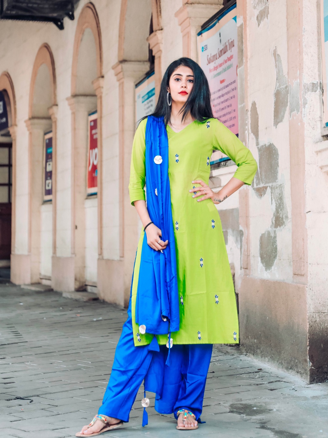 Chandbaali Floral Printed V-Neck Pure Cotton Kurta with Palazzos & With Dupatta, Green
Chandbaali Floral Printed V-Neck Pure Cotton Kurta with Palazzos & With Dupatta, Green