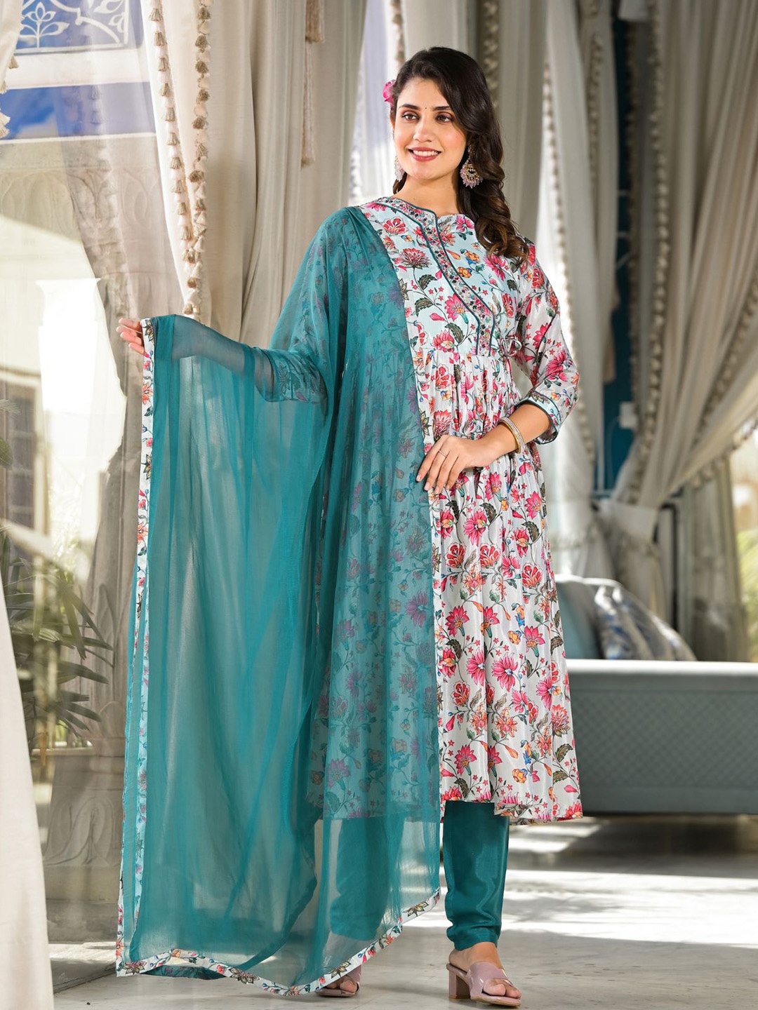 ODETTE Women Floral Printed Regular Kurta with Trousers & With Dupatta, Blue
ODETTE Women Floral Printed Regular Kurta with Trousers & With Dupatta, Blue