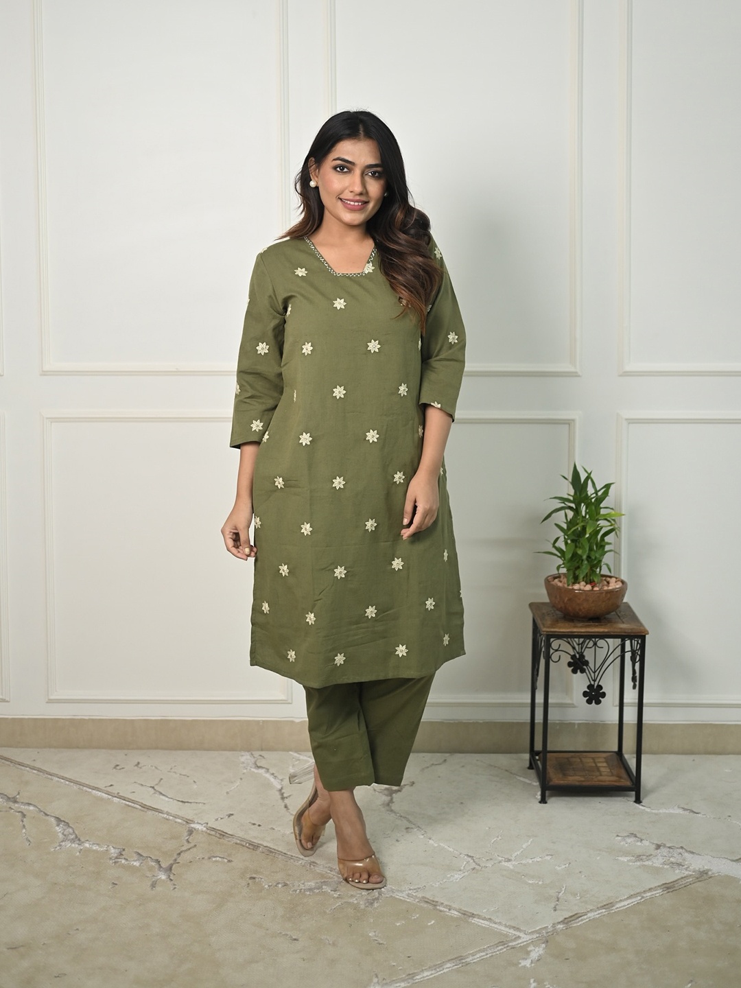 Royal Export Square Neck Floral Embroidered Regular Straight Kurta with Trousers, Green
Royal Export Square Neck Floral Embroidered Regular Straight Kurta with Trousers, Green