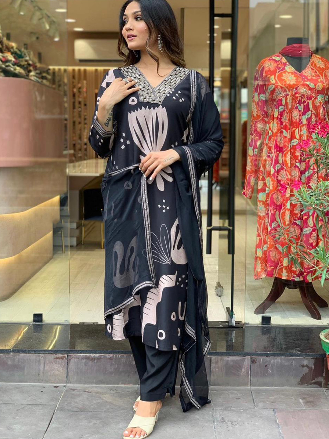 KALINI Floral Printed V-Neck Straight Kurta with Trousers & With Dupatta, Black 
KALINI Floral Printed V-Neck Straight Kurta with Trousers & With Dupatta, Black