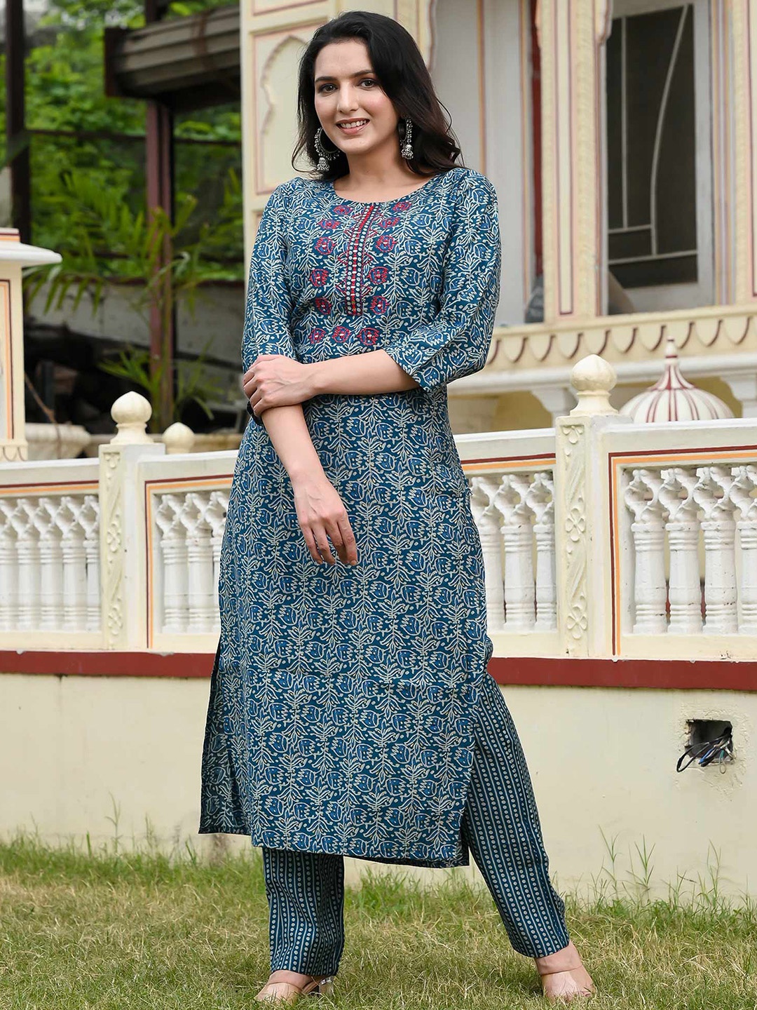 Peachmode Women Floral Printed Regular Thread Work Chanderi Silk Kurta with Trousers, Blue
Peachmode Women Floral Printed Regular Thread Work Chanderi Silk Kurta with Trousers, Blue