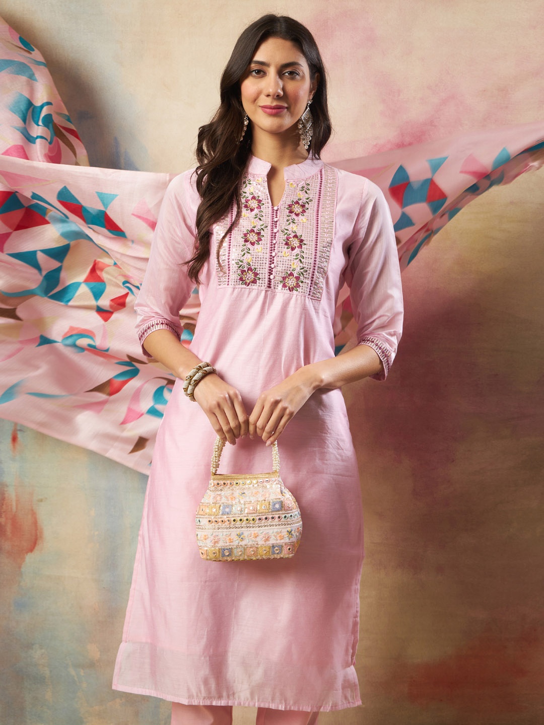 VredeVogel Women Floral Embroidered Regular Chanderi Silk Kurta with Trousers & With Dupatta, Pink
VredeVogel Women Floral Embroidered Regular Chanderi Silk Kurta with Trousers & With Dupatta, Pink