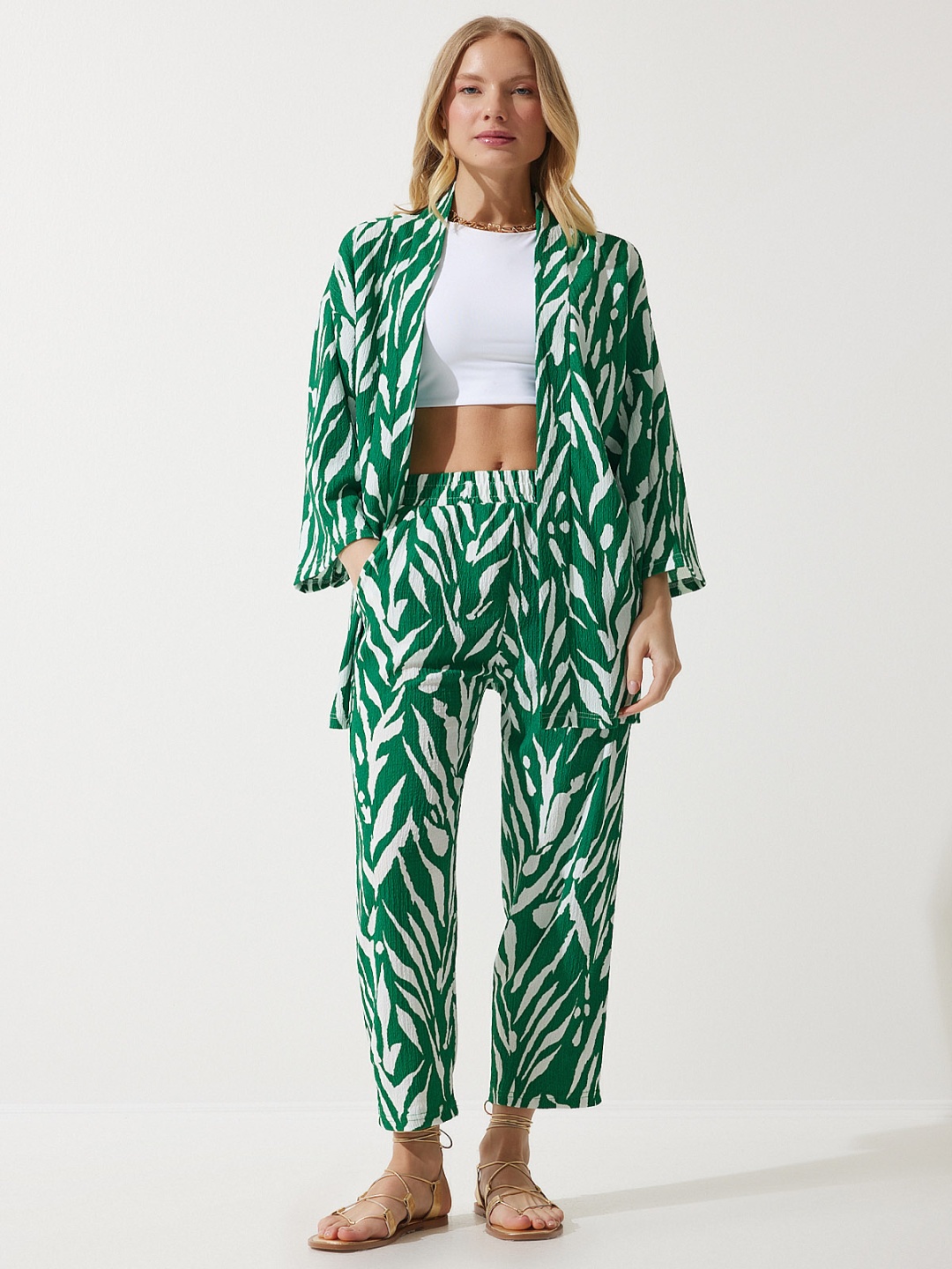 Happiness istanbul Abstract Printed V-Neck Drop-Shoulder Sleeves Jacket With Trousers, Green
Happiness istanbul Abstract Printed V-Neck Drop-Shoulder Sleeves Jacket With Trousers, Green