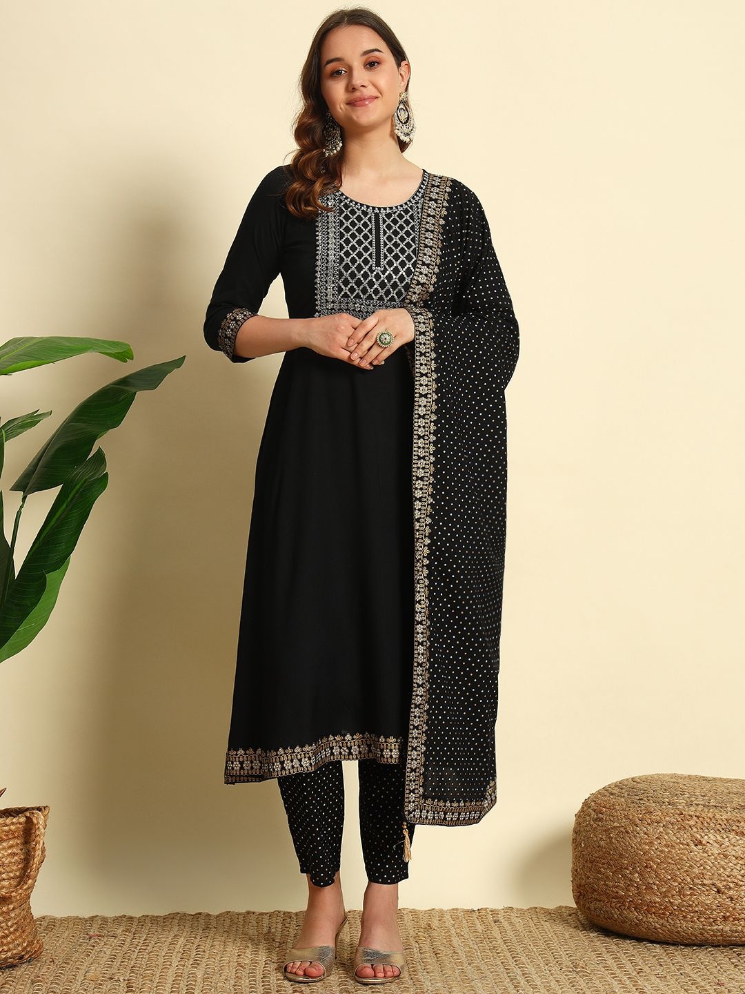 V.S.Creation Women Ethnic Motifs Embroidered Sequinned Kurta With Trousers And Dupatta, Black
V.S.Creation Women Ethnic Motifs Embroidered Sequinned Kurta With Trousers And Dupatta, Black