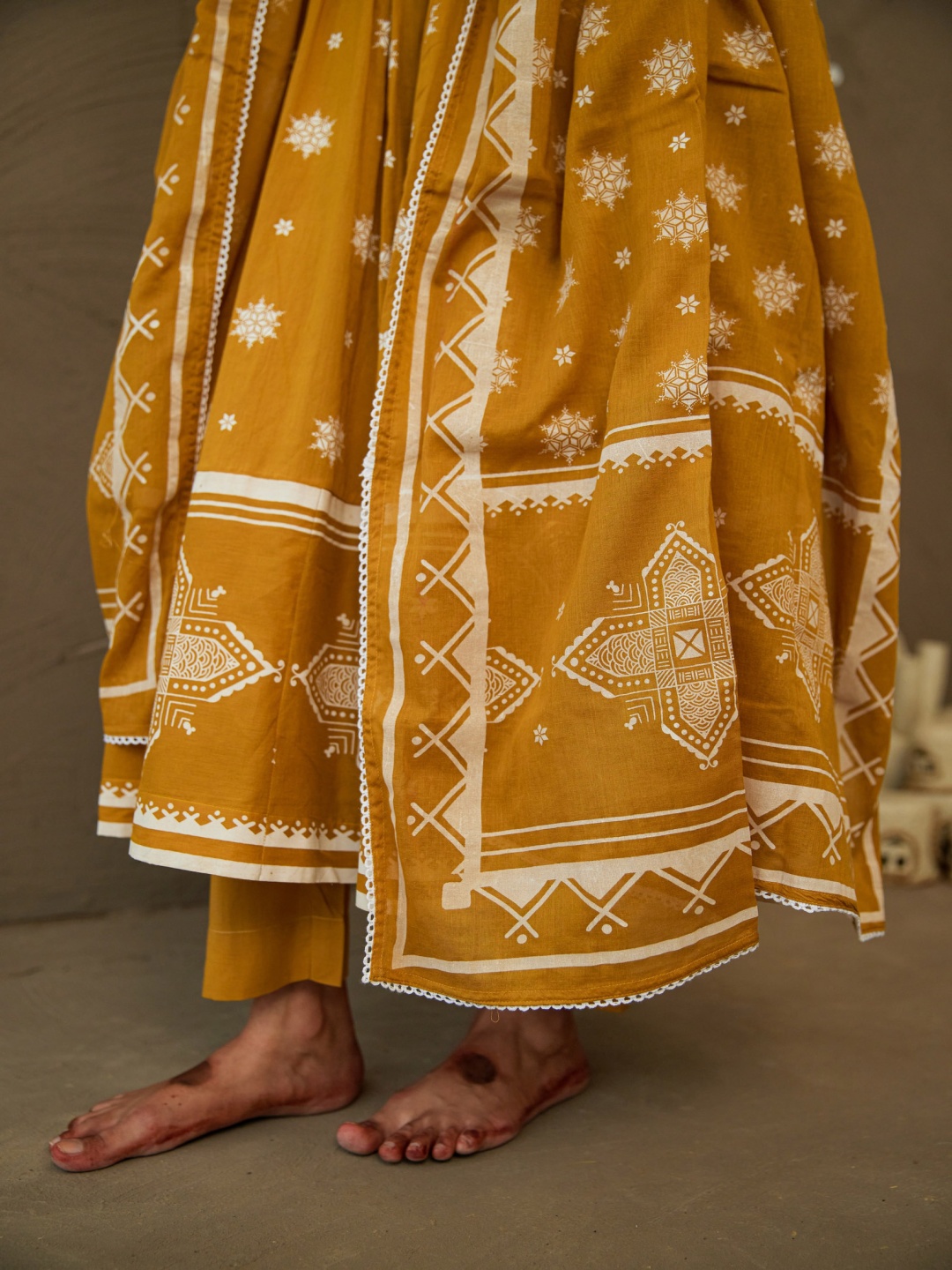 PINK CACTII Women Floral Printed Regular Pure Cotton Kurta with Pyjamas & With Dupatta, Yellow
PINK CACTII Women Floral Printed Regular Pure Cotton Kurta with Pyjamas & With Dupatta, Yellow