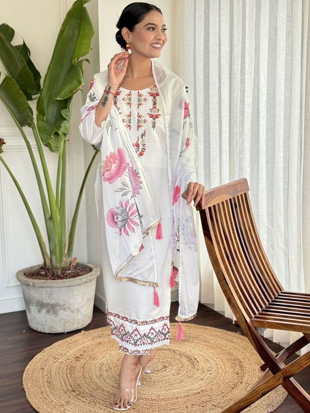 REALLTREND Floral Embroidered Round Neck Thread Work Kurta With Trouser And Dupatta, White
REALLTREND Floral Embroidered Round Neck Thread Work Kurta With Trouser And Dupatta, White