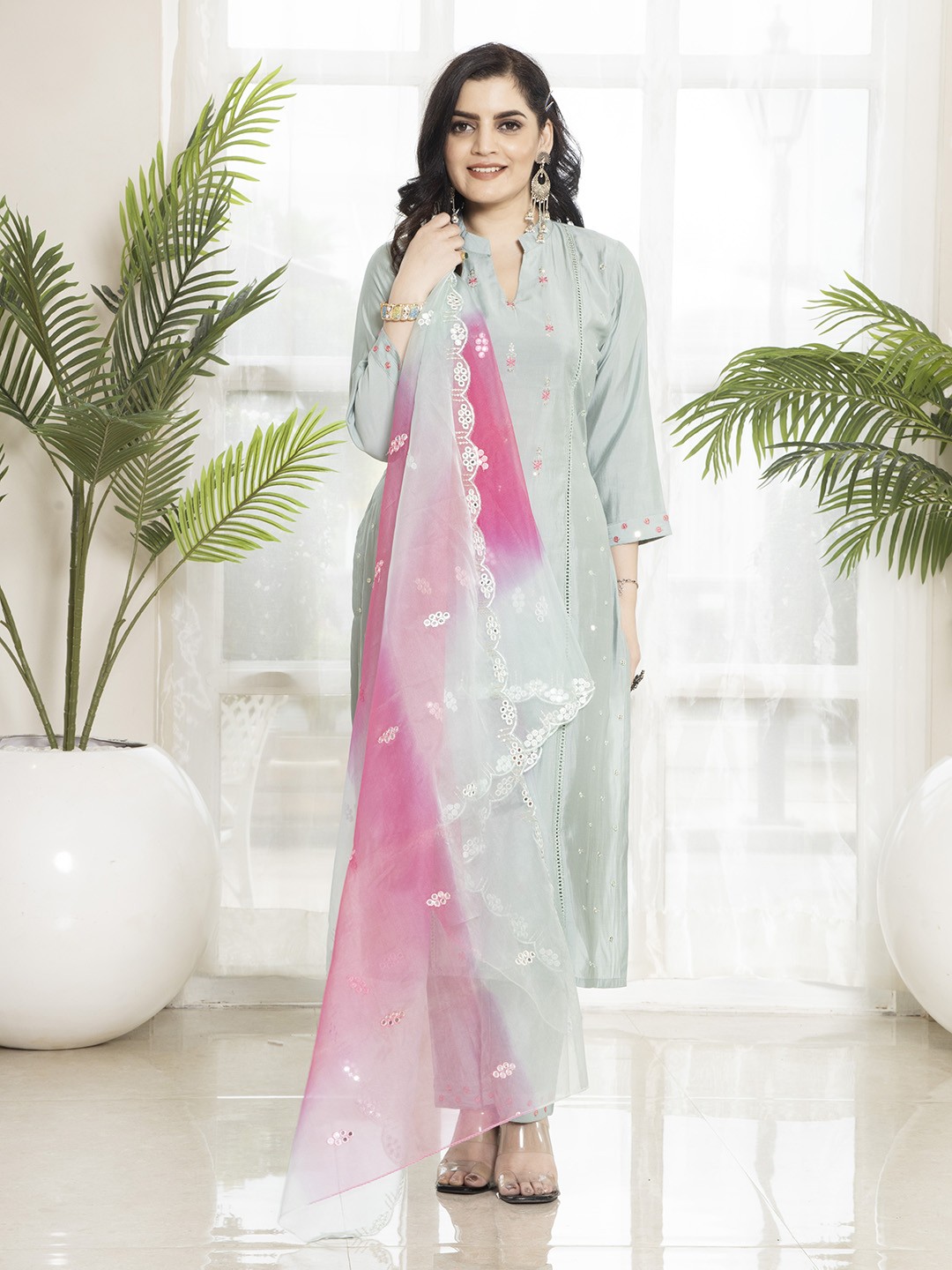 Krimmple Women Floral Embroidered Regular Thread Work Kurti with Trousers & With Dupatta, Grey
Krimmple Women Floral Embroidered Regular Thread Work Kurti with Trousers & With Dupatta, Grey