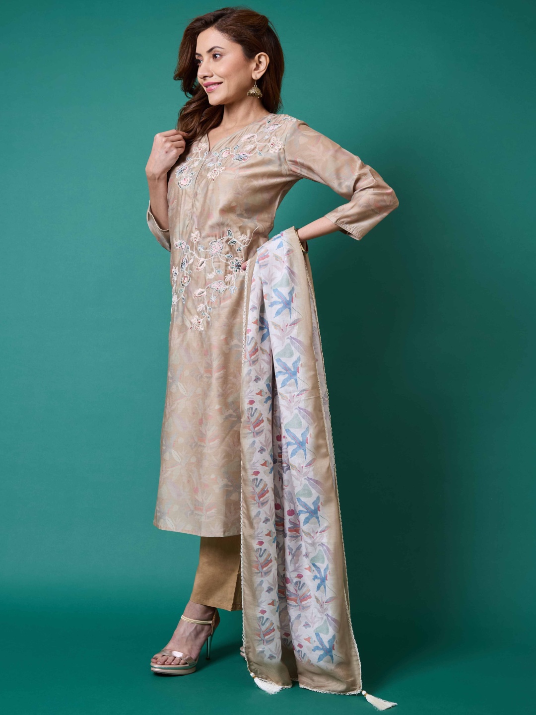 Peachmode Floral Printed Chanderi Silk V-Neck Straight Kurta With Trousers And Dupatta, Beige
Peachmode Floral Printed Chanderi Silk V-Neck Straight Kurta With Trousers And Dupatta, Beige