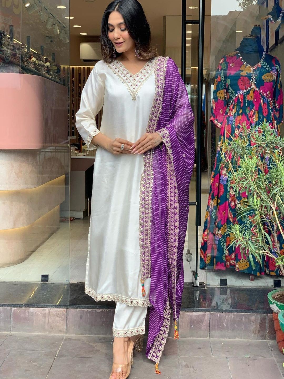 REALLTREND Ethnic Motifs Embroidered V-Neck Straight Kurta With Trousers & Dupatta, Purple
REALLTREND Ethnic Motifs Embroidered V-Neck Straight Kurta With Trousers & Dupatta, Purple