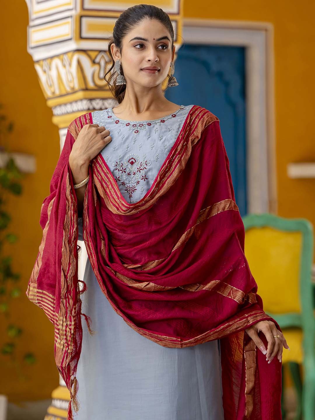VredeVogelFloral Embroidered Thread Work Straight Kurta with Trousers & With Dupatta, Blue
VredeVogelFloral Embroidered Thread Work Straight Kurta with Trousers & With Dupatta, Blue
