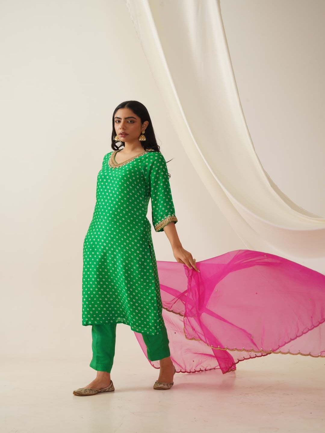 Akshayini Bandhani Printed V-Neck Uppada Silk Straight Kurta With Trousers & Dupatta, Green
Akshayini Bandhani Printed V-Neck Uppada Silk Straight Kurta With Trousers & Dupatta, Green