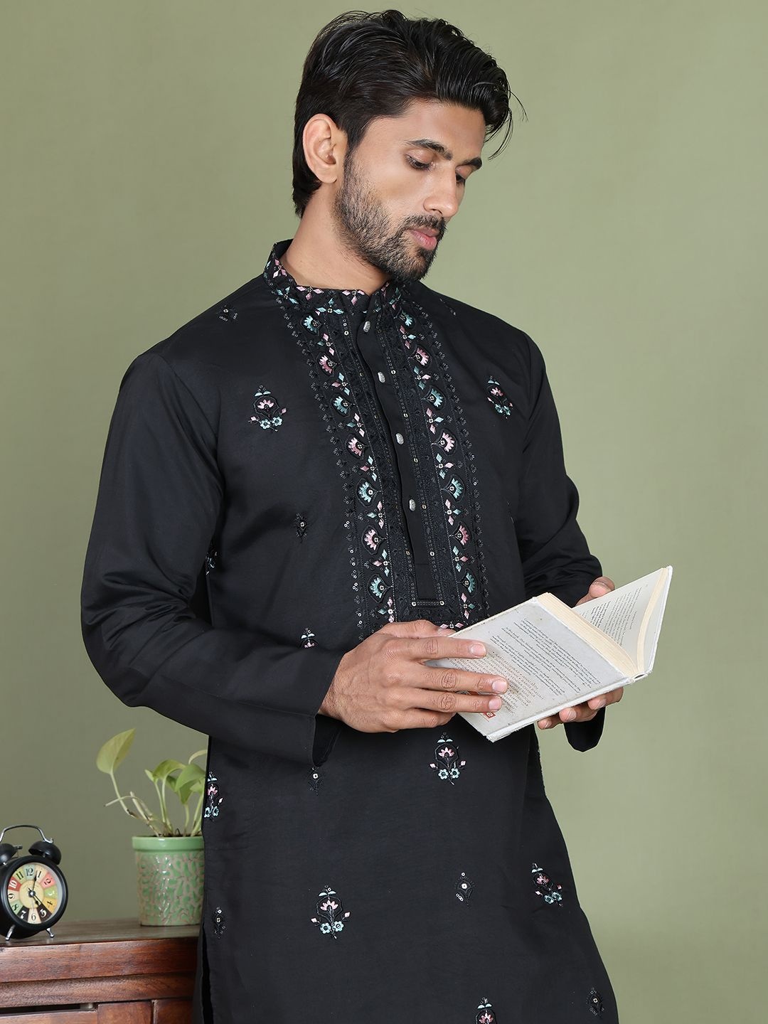 Jompers Ethnic Motifs Printed Sequined Embellished Mandarin collar Straight Kurta, Black
Jompers Ethnic Motifs Printed Sequined Embellished Mandarin collar Straight Kurta, Black
