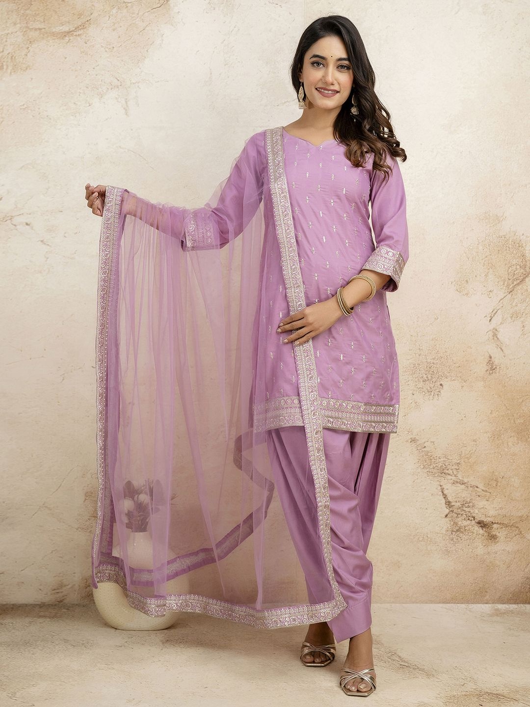SKYLEE Ethnic Motifs Embroidered Sequinned Sweetheart Neck Kurta With Salwar & Dupatta, Pink
SKYLEE Ethnic Motifs Embroidered Sequinned Sweetheart Neck Kurta With Salwar & Dupatta, Pink