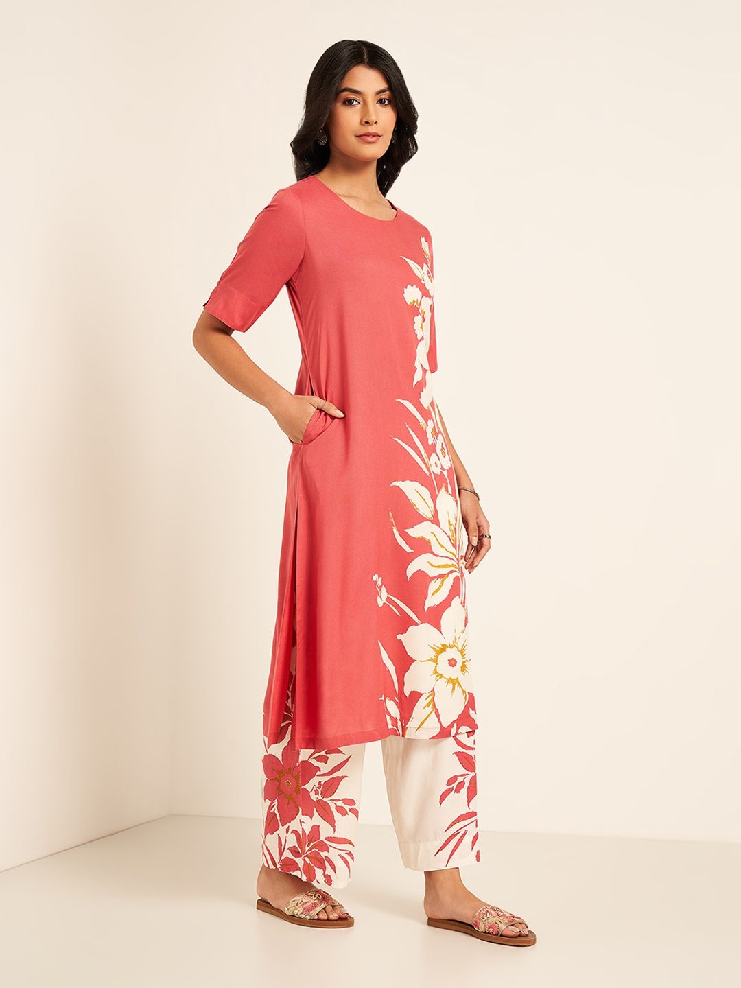 RANGMANCH BY PANTALOONS Floral Printed Round Neck Straight Shaped Kurta With Palazzos, Pink
RANGMANCH BY PANTALOONS Floral Printed Round Neck Straight Shaped Kurta With Palazzos, Pink