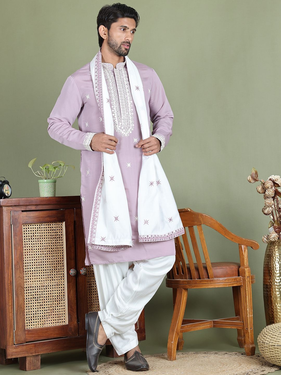 Jompers Chikankari Embroidered Mandarin Collar Pure Cotton Straight Kurta With Pyjama, Lavender
Jompers Chikankari Embroidered Mandarin Collar Pure Cotton Straight Kurta With Pyjama, Lavender