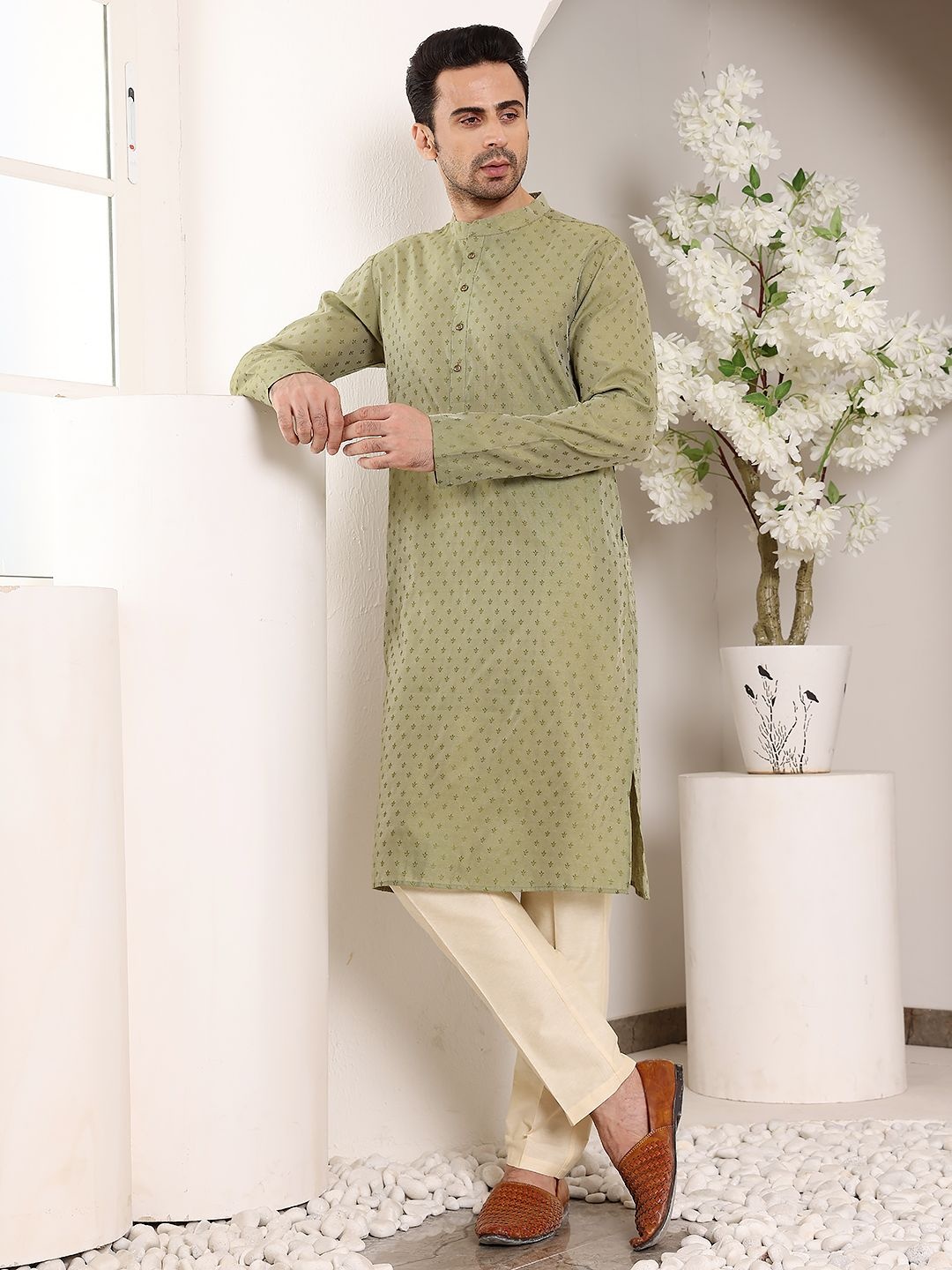 MULTI SHADES Ethnic Motifs Printed Mandarin Collar Straight Kurta With Pyjama, Green
MULTI SHADES Ethnic Motifs Printed Mandarin Collar Straight Kurta With Pyjama, Green