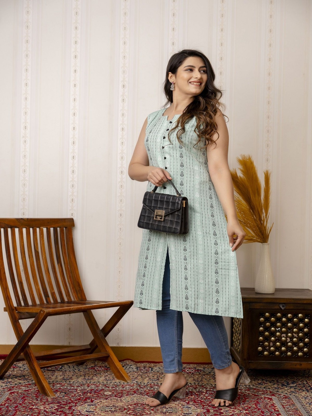 Lerkiza Ethnic Motif Woven Design Notch Neck Straight Pure Cotton Kurta, Turquoise blue
Lerkiza Ethnic Motif Woven Design Notch Neck Straight Pure Cotton Kurta, Turquoise blue