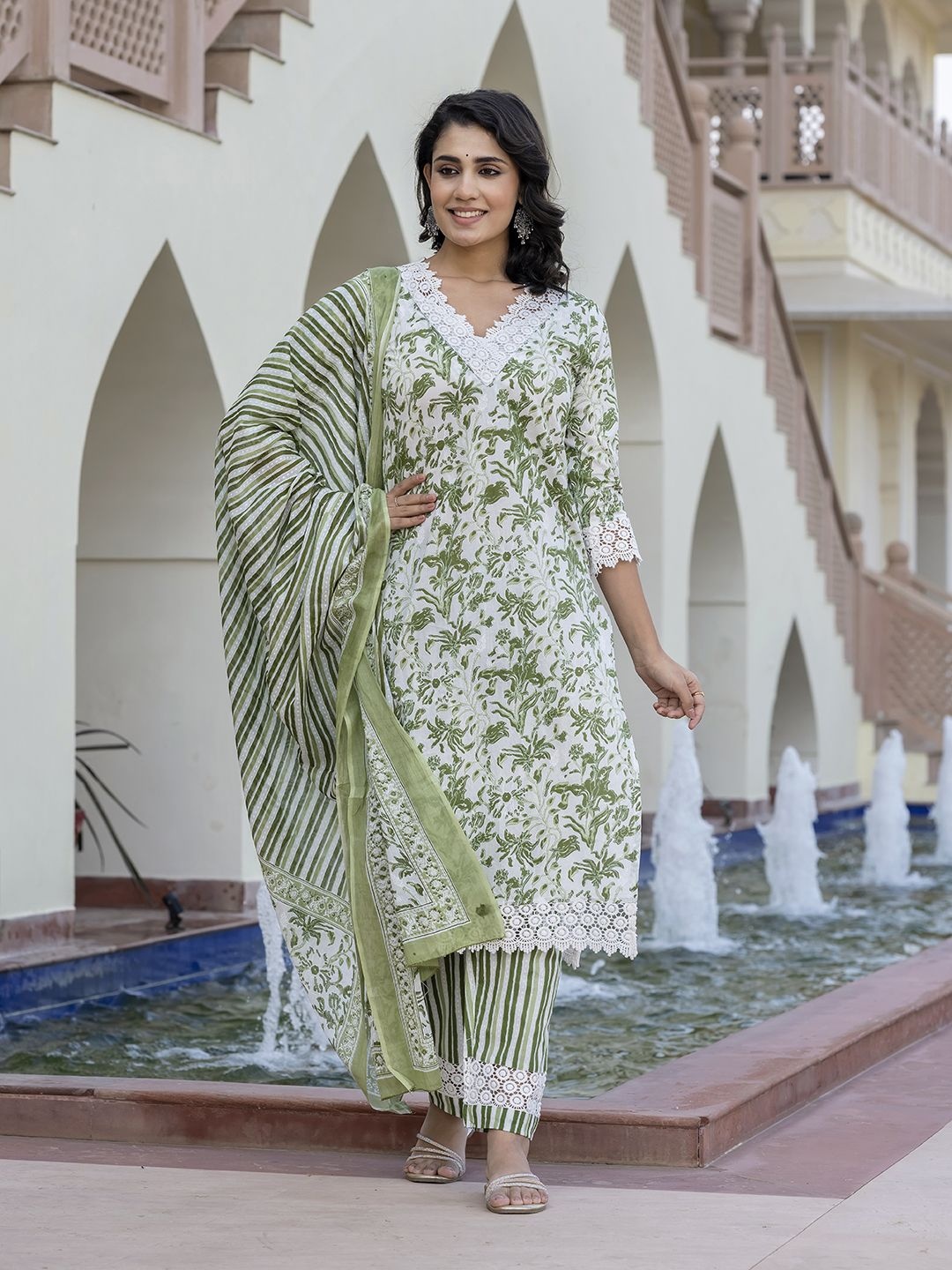 Jaitpuriya Women Floral Printed Regular Pure Cotton Kurta with Trousers & With Dupatta, Green
Jaitpuriya Women Floral Printed Regular Pure Cotton Kurta with Trousers & With Dupatta, Green