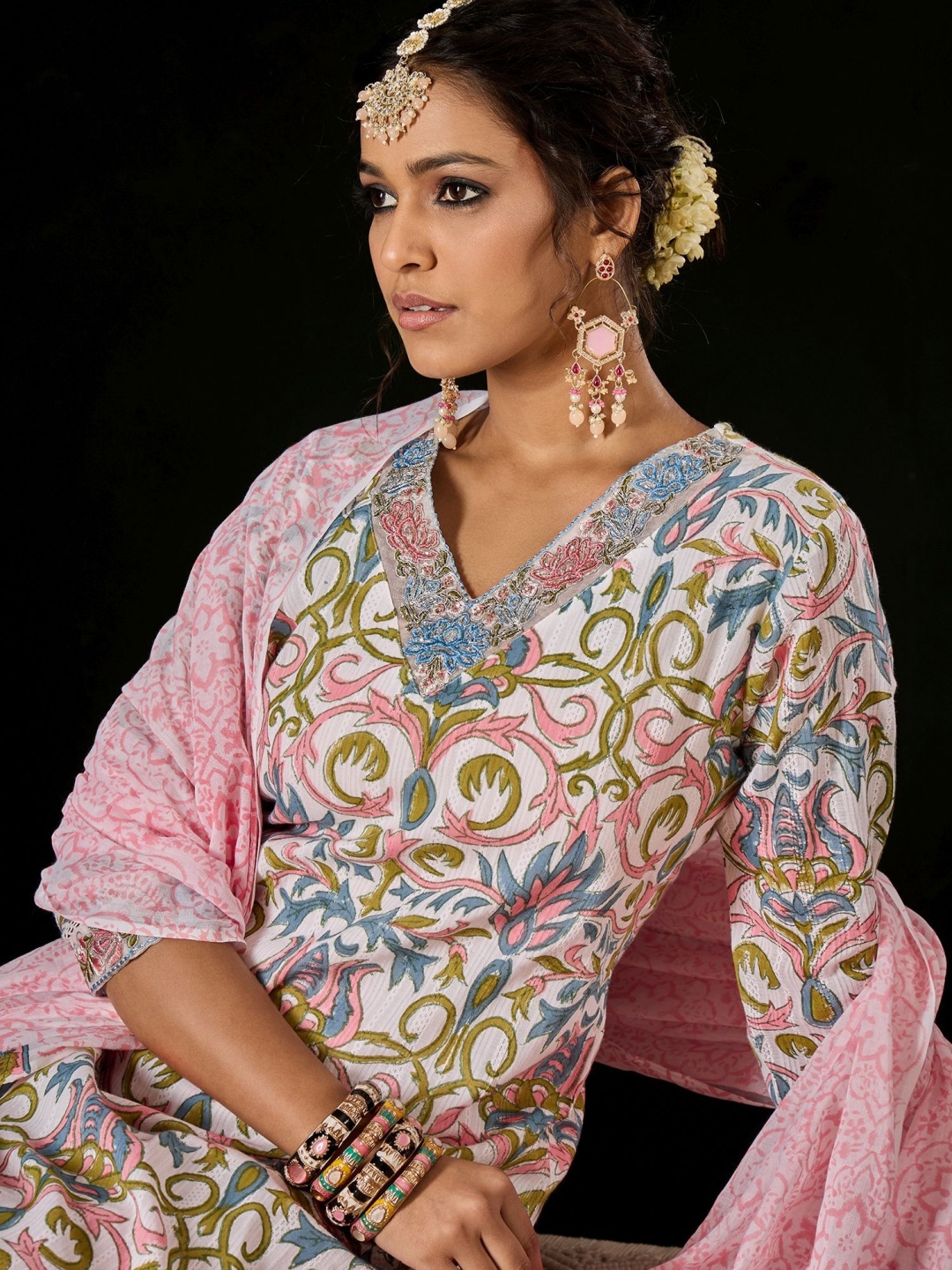 Anouk White Floral Printed Thread Work Pure Cotton Straight Kurta With Trousers & Dupatta
Anouk White Floral Printed Thread Work Pure Cotton Straight Kurta With Trousers & Dupatta