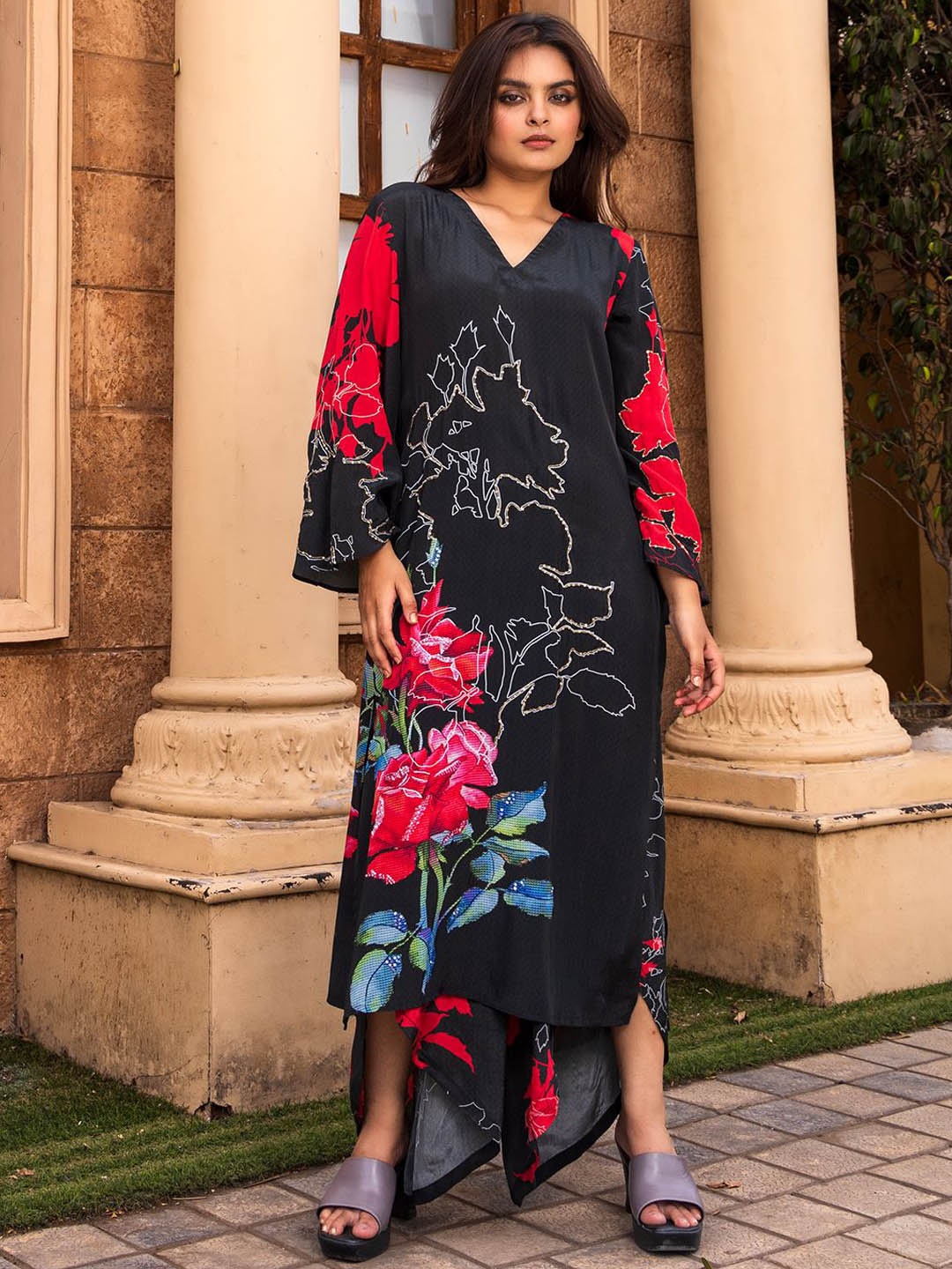 EARTH O FAB V-Neck Floral Printed Silk Crepe Straight Kurta with Palazzos, Black
EARTH O FAB V-Neck Floral Printed Silk Crepe Straight Kurta with Palazzos, Black