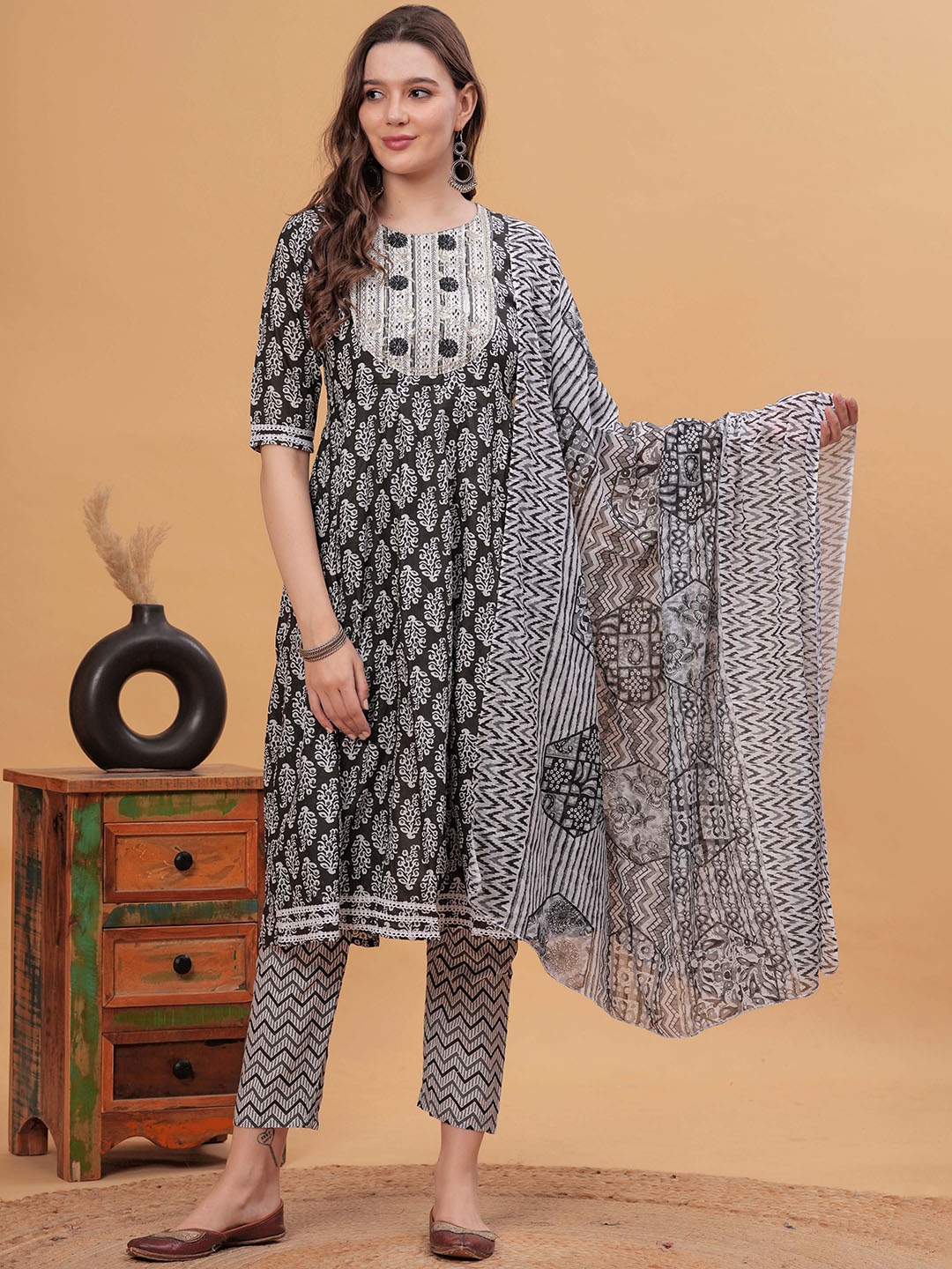 CHIRAAI Floral Printed Regular Pure Cotton Anarkali Kurta with Trousers & Dupatta, Black
CHIRAAI Floral Printed Regular Pure Cotton Anarkali Kurta with Trousers & Dupatta, Black