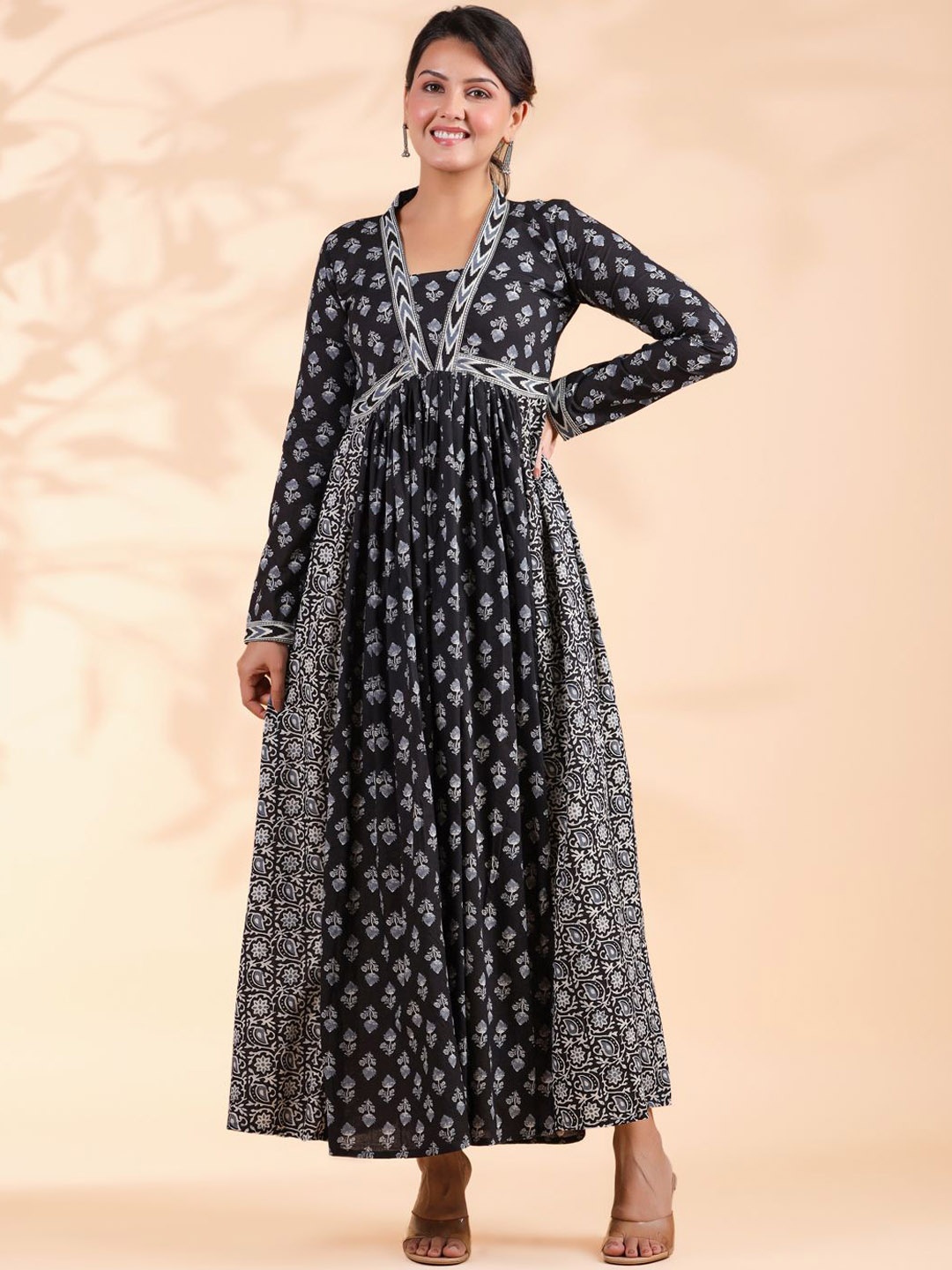 Vbuyz Floral Printed Square Neck Long Sleeves Empire Pure Cotton Anarkali Kurta, Black
Vbuyz Floral Printed Square Neck Long Sleeves Empire Pure Cotton Anarkali Kurta, Black