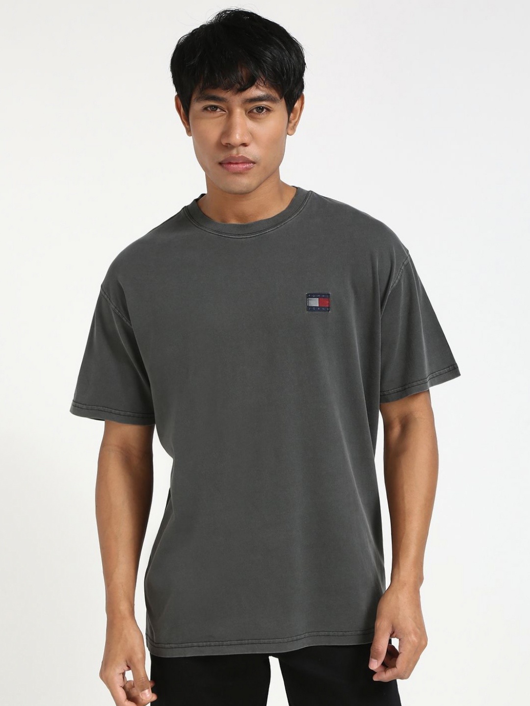 Tommy Hilfiger Men fashion Relaxed Fit Solid Drop-Shoulder Cotton Casual T-shirt, Grey
Tommy Hilfiger Men fashion Relaxed Fit Solid Drop-Shoulder Cotton Casual T-shirt, Grey