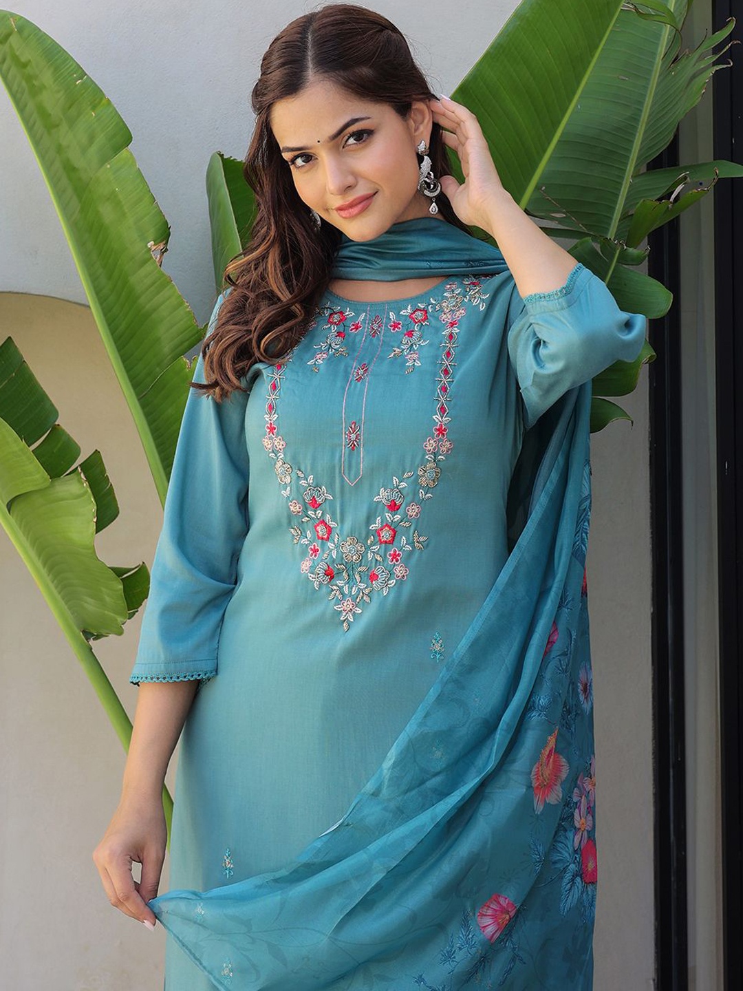 Anouk Floral Embroidered Regular Pure Silk Straight Kurta with Trousers & Dupatta, Turquoise blue
Anouk Floral Embroidered Regular Pure Silk Straight Kurta with Trousers & Dupatta, Turquoise blue