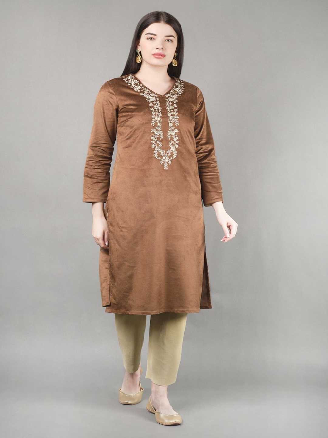 BARARA ETHNIC Rustic Rise Floral Embroidered Zari V-Neck Velvet Straight Kurta, Brown
BARARA ETHNIC Rustic Rise Floral Embroidered Zari V-Neck Velvet Straight Kurta, Brown